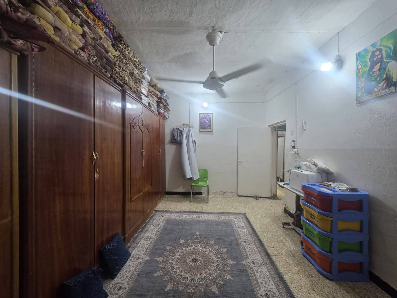 السلام عليكم بيت طابو صرف مساحته ٢٠٠ متر الوجه ١٠ والنزال ٢٠ طابقين عكاده  ع شارع ٢٠ 
الطابق الاول 
استقبال 
صاله
مطبخ 
غرفه نوم واحده
حمام داخلي
حمام وتواليت خارجي
كراج جبير
ومحل 
الطابق الثاني 
غرفتين نوم
وصاله 
البيت كلش نضيف 
العنوان حي الكرامه الدبيسات قرب المجسر
***********
