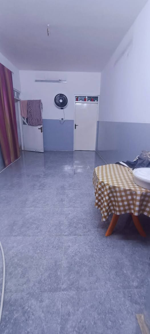 دار للبيع100متر غرفه هول ستقبال مطبخ حمام منطقت التسعين قريب علاه حي صدام مدرسه قريبه انترنت ضوءي زرعي بي وصل بلديه ***********
