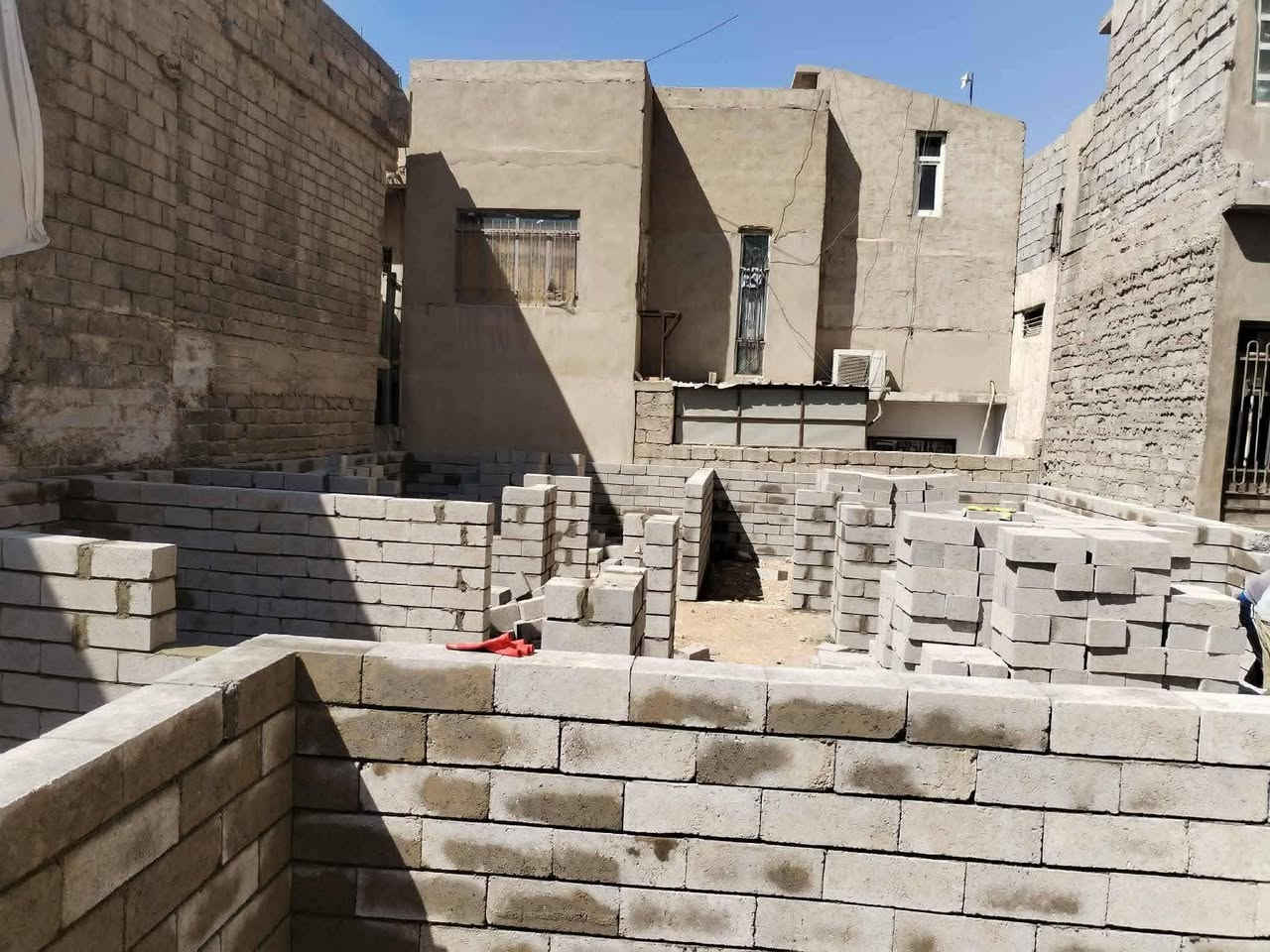 اني بناء وهذا شغلي ومتفرغ حالين اليحتاج بناء يخابر
شرط هندسه تريد اطلع بيوميه تريد طوب عادي وعدنا عمال تصفيط بادلوت عمال تنضيف  تعديل تيكله صب ارضيه 
كادر كامل عندي وأسعار مناسبه  هاذ رقمي *********** كورك  *********** اسيا موجود فيس هم
