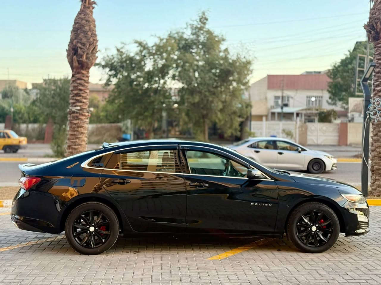 🛞نــوع الــمـركـبة:- شوفر ليت - ماليبو LT
💵الـــــســعـــــر 11000 $ 

🪙الـــــمــوديــــل:-2020
‎⚙️حــجـم الـمـحرك:-1.500 توربو 🚀
🧭الــــعـــــــــداد:112 الف ميل
💌الـــــــوحـــــــة:- بغداد رقم جديد سنويه جديدة وهزة جديدة
💥الايــــربــاكـــات:- سليمة بلادي 

#ملاحظة:- #الضرر:-  موضح بالصور بدون صبغ محرك شاصي حداديه راديترات كلهن كفالة وشرط الفحص والسيارة جاهزه من كلشي دنيار ماتصرف 
ادامة منظومة احتراق جديدة 
حجر بيئة موجود 
صدر امامي وخلفي جديد

          💎💎#الـــــــمــــواصــــفــــات💎💎

♦️شاشة كبيرة 
♦️كامرة خلفية
♦️بصمة تشغيل 
♦️بصمة أبواب
♦️تشغيل عن بعد
♦️تحكم أستيرن
♦️لايت زنون ناصي 
♦️كشن الأمامي كهربائي
♦️ تدفئة كشنات 
♦️سبايدر خلفي

📩#للاستفسار__والتواصل :- عــلـى الرقم الموجود

#اسيا :-***********📲📲

العنوان:-بغداد - حي الجهاد
