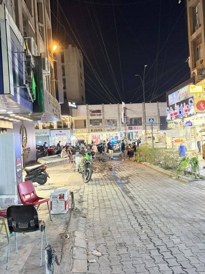 محل تجاري في بغداد الكراده مقابيل مجمع الكراده التجاري مجاور جبار ابو شربت شارع الكراج شارع تجاري للاستفسار 
( ***********)
