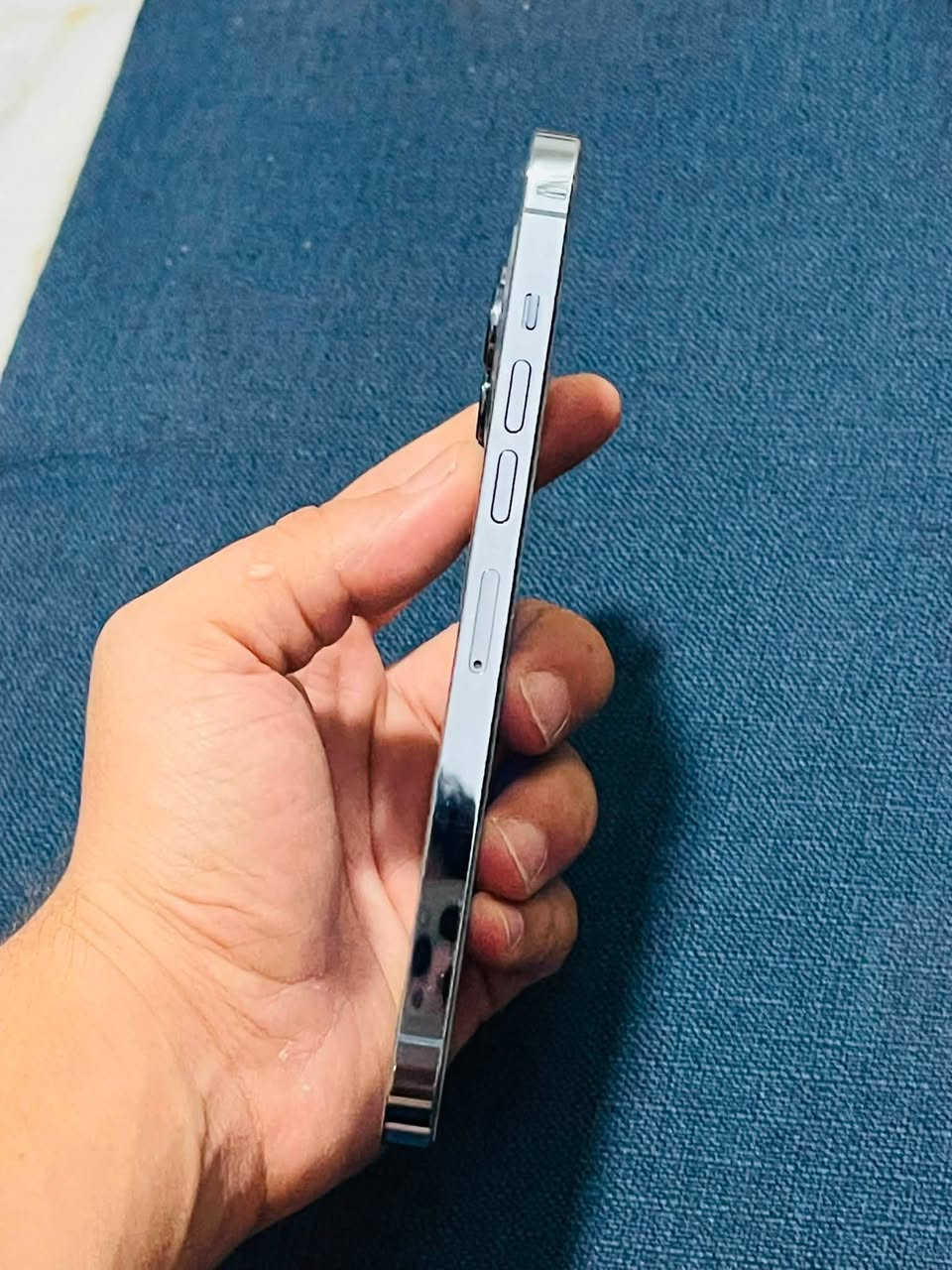 🔥 للبيع  آيفون 13 برو ماكس بحالة ممتازة جداً! 🔥
 الموديل: iPhone 13 Pro Max
 الذاكرة: 256 جيجابايت
 اللون: أزرق سييرا (Sierra Blue) الأنيق
 المنطقة (Sales Area): أمريكي 🇺🇸
 صحة البطارية: 79% (أصلية، أداء ممتاز وتكفي اليوم بكل راحته)
 تقييم الفحص (3uTools): 97 (الجهاز نضيف وكلشي أصلي وخالي من أي عيوب أو تبديلات)
✨ مواصفات إضافية:
 الجهاز نظيف جداً من الخارج كما موضح بالصور (بدون خدوش أو طكتات تذكر).
 الشاشة والكاميرات والقطع الداخلية بحالة الوكالة 100%.
💰 السعر: 725 ألف (قابل للتفاوض بشيء معقول)
📍 المكان: ديالى / ( بلدروز )
📞 للتواصل والاستفسار: ( *********** أو مراسلة الخاص)
