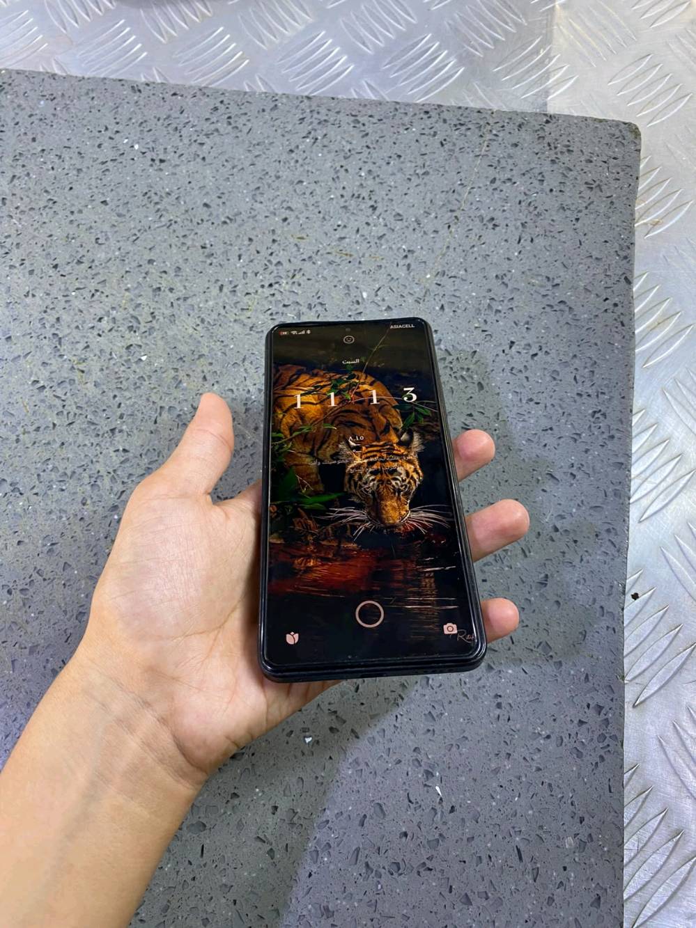 *POCO X6 Pro 5G - نسخة 512GB*

هاي المواصفات الكاملة للنسخة الـ 12GB رام + 512GB ذاكرة: bc07

*الأداء والمعالج*
- *المعالج*: MediaTek Dimensity 8300 Ultra بمعمارية 4nm
- *الأنوية*: Octa Core بسرعة توصل 2.2 GHz
- *الرام*: 12GB
- *الذاكرة*: 512GB
- *دعم الذاكرة الخارجية*: MicroSD لحد 1TB
- *نقاط AnTuTu*: +1,000,000 نقطة a6e8bc07

*الشاشة*
- *الحجم*: 6.67 انش
- *النوع*: 1.5K AMOLED / pOLED 120Hz
- *الحماية*: Gorilla Glass
- *بصمة*: مدمجة بالشاشة bc07a6e8

*الكاميرات*
- *خلفية*: 64MP OIS + 8MP Ultra Wide + 2MP Macro
- *أمامية*: 16MP
- *تصوير فيديو*: 4K bc07a6e8

*البطارية والشحن*
- *البطارية*: 5000 mAh
- *الشحن*: 67W Turbo Charging سريع
- *منفذ الشحن*: Type-C bc07

*معلومات أخرى*
- *النظام*: Android - يجي بـ Android 12/13 حسب النسخة
- *الشبكة*: 5G + Dual SIM Nano
- *الوزن*: 186g - 188g
- *مقاومة*: مقاوم للماء والغبار
- *الألوان المتوفرة*: أسود، أصفر، رمادي
- *اللي بالعلبة*: الجوال + الشاحن + كيبل Type-C + كفر + دبوس الشريحة bc07a6e85bc8

*نقاط القوة*
1. *أداء قوي جداً* بفئته السعرية بسبب الـ Dimensity 8300 Ultra
2. *شاشة 1.5K 120Hz* ممتازة للألعاب والفيديو
3. *شحن سريع 67W* يشحن البطارية بسرعة
4. *كاميرا 64MP مع OIS* وثبات بصري

تحب أعرفلك سعره حالياً بالعراق لو تريد مقارنة مع جهاز ثاني؟