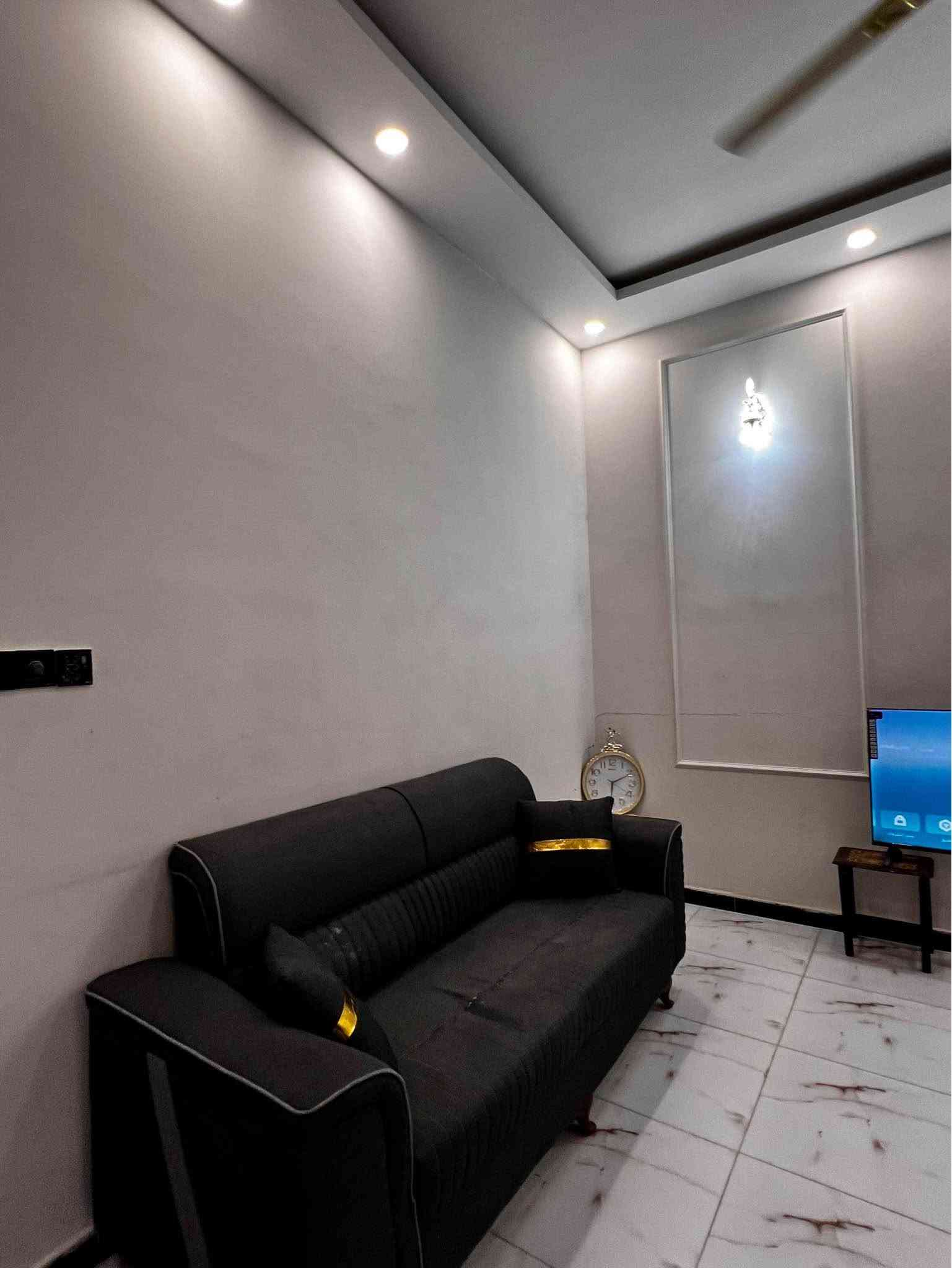 منزل للبيع المساحة 175 متر طابقين بناء حديث يحتوي 📍 في التنومة الصالحية شارع اللواء يبعد مسافه 300م عن شارع ابو مهدي المهندس ، و 500م عن الجسر الإيطالي 📍 طابو زراعي المالك عراقي 📑
الطابق الاول يحتوي على غرف منام عدد 2 وصاله واستقبال ومطبخ وصحيات داخلية وخارجية وكراج 
والطابق الثاني يحتوي على غرف منام عدد 3 وصحيات وصاله 
السعر 190 مليون وقابل للتفاوض 
للتواصل والاستفسار : *********** البصرة, العراق
