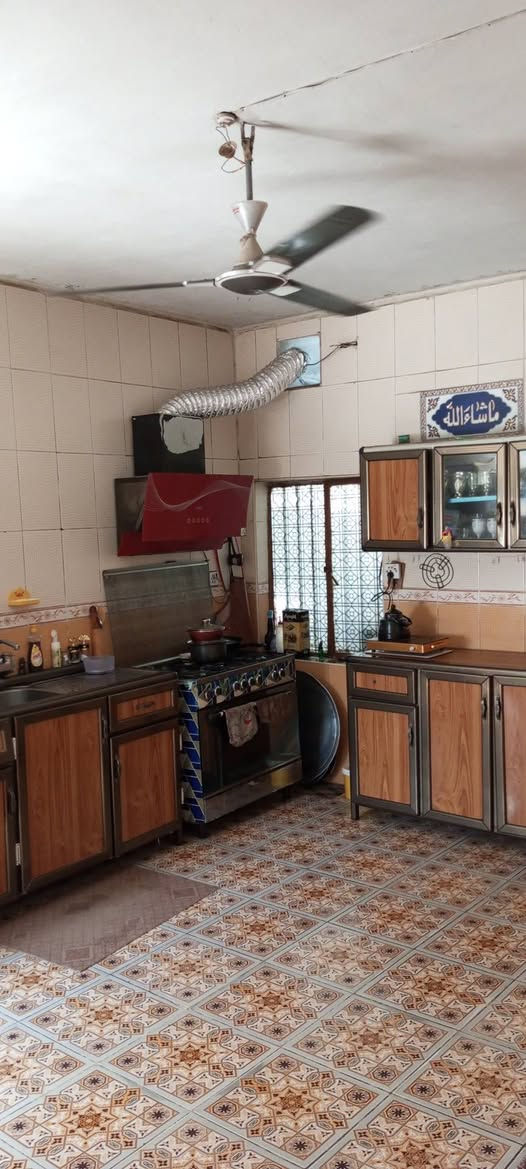 السلام عليكم.  بيت للبيع مساحته200م يتكون من استقبال وهول ومطبخ وغرف نوم2جوه و2فوك وصحيات العدد4 طابو زراعي عنوان بعقوبه سبعه نيسان للاستفسارعلى الخاص او الاتصال على الرقم ***********
