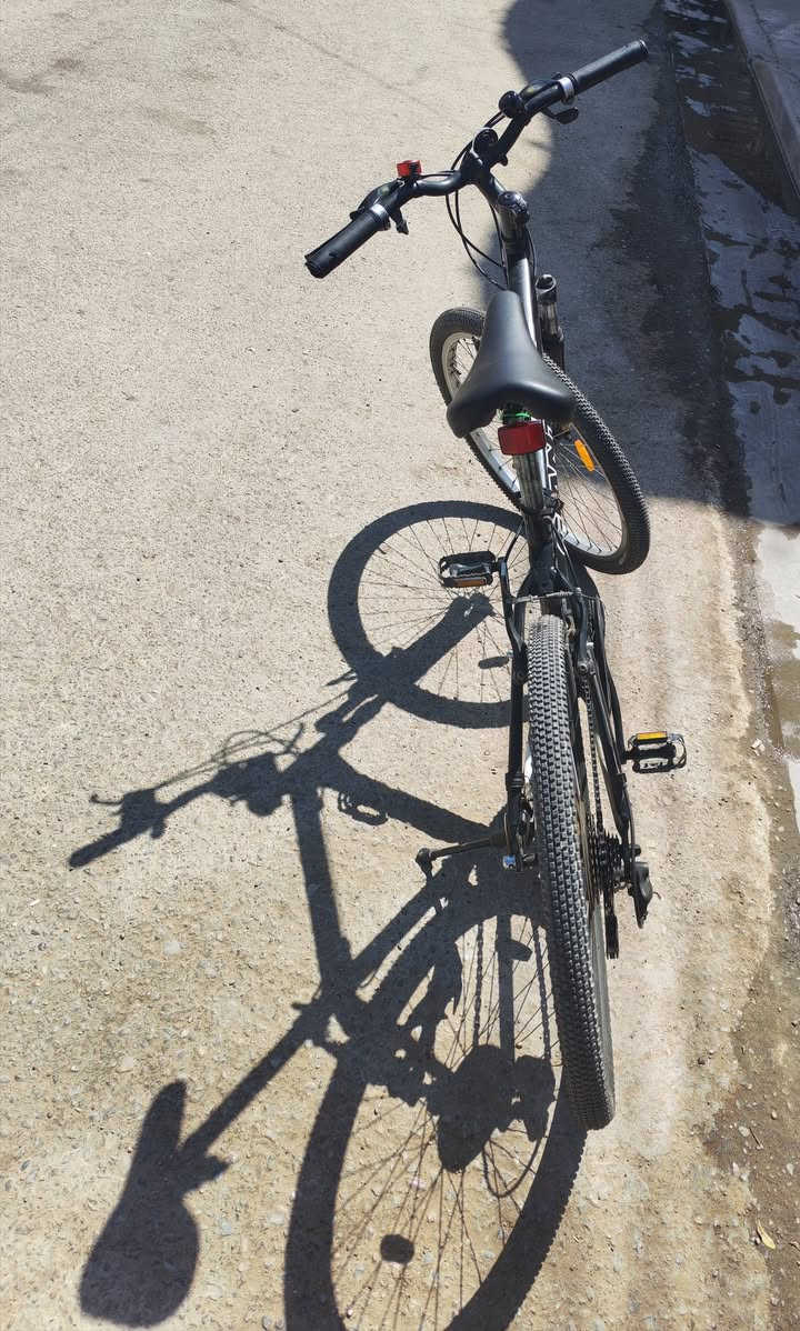 🚲 دراجة هوائية Giant Boulder للبيع
ماركة Giant، المعروفة بجودة ومتانة هياكلها.

🔹 الفئة: Giant Boulder
🔹 القير: Shimano Acera ‏3×8

«الشغال فعليًا حاليًا 2×8 لأن الترس الثالث ملغي.
🔹 الصناعة: تايوان 🇹🇼، مصنّعة للسوق الأسترالي 🇦🇺، والدراجة وارد أسترالي.
🔹 البريكات: V-Brake (ماسحات)، شغالات وقوية وفعّالة وسهلة الصيانة.
🔹 الشوكة الأمامية: نظام تعليق هيدروليك، يمتص صدمات الحفر والطسات والشوارع غير الممهدة بشكل ممتاز.
🔹 الإطارات: قياس 26 × 1.95، ماركة Ralson الهندية 🇮🇳، بنقشة خفيفة للمحافظة على السرعة وسهولة الكبس.
🔹 الهيكل: ألمنيوم متين و حجم الفريم ML. 
🔹 الدواسات: حديد مقاوم للصدأ وليست بلاستيك.
🔹 السرج: مختوم بختم Giant، وهيكله حديد مقاوم للصدأ.»

💰 السعر: 200 ألف دينار عراقي قابل للتفاوض.

📍 الموقع: العراق 🇮🇶، بغداد، الرصافة، منطقة البلديات.

📞 للتواصل: ***********
اتصال (رصيد) أو واتساب.
