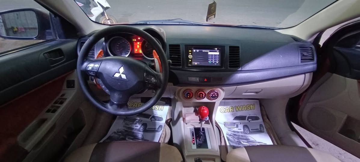 السلام عليكم 
لانسر قرش موديل 2008
خليجي بدون صبغ مكينه كير تبريد كله تمام 
فقط ضربه خفيفه باب خلفي سعرها (70) وبيها مجال بسيط للاستفسار .***********
واتس اب موجود
