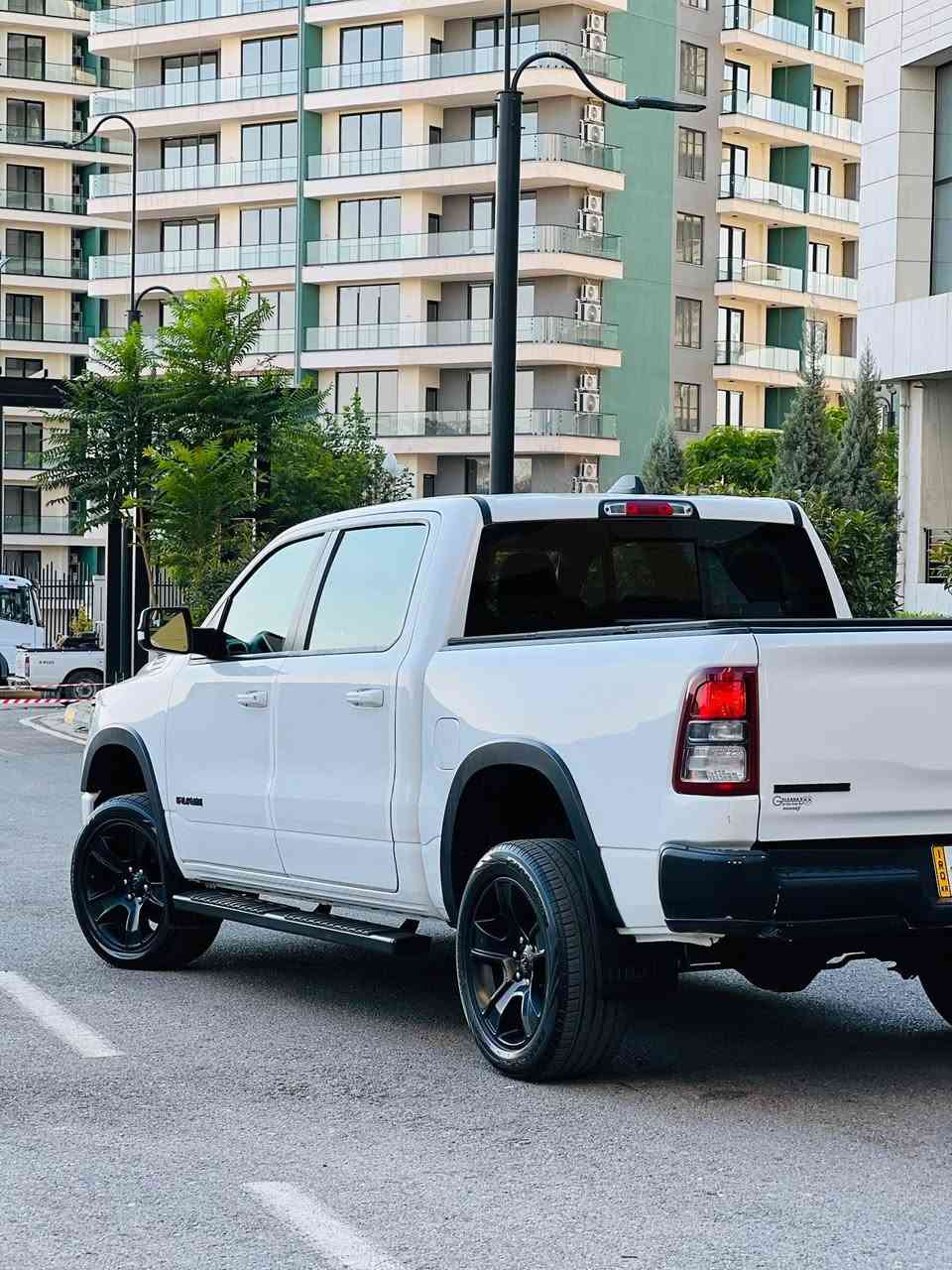 السلام عليكم 
🔥 للبيع | Dodge RAM 1500 Big Horn 4×4 | 
موديل 2022 🔥

هيبة • قوة • راحة • اعتمادية 🖤

🚘 RAM 1500 BIG HORN
📅 Model 2022
🛞 4×4 | دفع رباعي
🔧 3.6L Pentastar V6
🌬️ تنفس طبيعي
💪 305 HP
⚙️ 365 N·m Torque
🔄 8-Speed Automatic
⛽ بنزين

━━━━━━━━━━━━━━
✨ المواصفات والتجهيزات
━━━━━━━━━━━━━━

• Big Horn Package
• شاشة وسطية متعددة الاستخدامات
• كاميرا خلفية
• حساسات خلفية
• مثبت سرعة
• تحكم بالمقود
• تشغيل ودخول بدون مفتاح
• Bluetooth / USB
• مكيف
• مقصورة واسعة ومريحة
• صندوق خلفي عملي وواسع
• نظام 4×4 للطرق والسفر والاستخدام اليومي

━━━━━━━━━━━━━━
💎 حالة السيارة
━━━━━━━━━━━━━━

✅ موديل 2022
✅ V6 3.6L تنفس طبيعي
✅ دفع رباعي 4×4
✅ماشيه 54 الف مايل
✅ سيارة عملية وقوية ومناسبة للاستخدام اليومي والسفر
✅ الفحص متاح بأي مكان يختاره المشتري
✨ السيارة بحالة الوكالة من ناحية المحرك والكير والميكانيك
✨ المحرك والكير بحالة ممتازة جداً
✨ ما مفتوحات
✨ الحدادية والكهربائيات كلها سليمة وتعمل بشكل كامل
✨ كلشي بالسيارة شغال وبضمان
✨ ما بيها نقص برغي
✨ السيارة جاهزة للاستخدام وما تحتاج أي شغل
السيارة وارد أمريكي، وكان الضرر بالجهة الخلفية فقط:

• ضرر حافه الجاملغ الخلفي من جهة السائق
• ضرر بسيط بـ الباب الخلفي من جهة السكن
• ضرر بطرف/حافة الجام الخلفي من جهة السكن 
• بدون ضرر شواصي
• بدون لغد
• بدون أضرار بالدواخل
• البجم كبس
• الضرر كان خارجي ومحصور بالجهة المذكورة
السيارة أنظف من الصور وأحلى على الطبيعة، وكل التفاصيل المذكورة واضحة وصريحة.
وأنا أضمنلك الكلام المذكور؛ إذا تجي وتشوف السيارة وتطلع بيها شغلة جوهرية أو ضرر إضافي بخلاف اللي مذكور، ما أخليك تتعنى وتروح بدون فائدة.
كلامي  واضح وما بي أي لف ودوران اللي مذكور هو الموجود بالسيارة،.

📍 الموقع: السليمانية
💰 السعر: 280$ وبيها مجال
📞 للتواصل: *********** السليمانية, العراق
