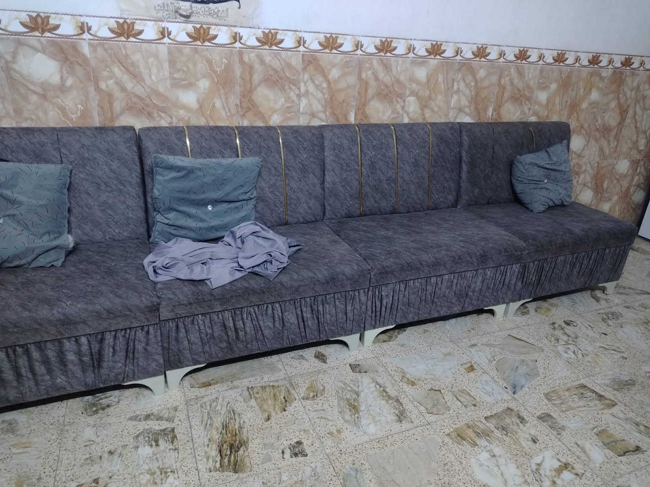 السلام عليكم ديوان للبيع نضيف بس بي وحده رجليهه ماكو هاي امصورهه السعر 130 قفلهه  ***********

