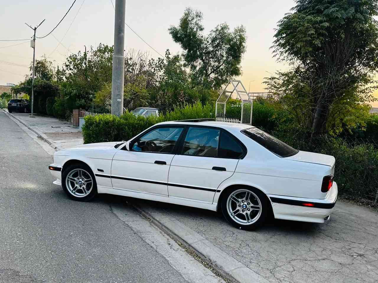 سلام علیکم bmw 525 مودیل 92 تۆماتیک سلایت تەبرید ساردو گەرم جام کارەبا داخلی جلد و سپی یەک جەمپی چاملۆغی دواوەی هەیە باقی هەمووی بەشەرت تایەو ویلی خاوین ئاڕمو سەنەوی بەشەرت سعری 33 معامەلە ***********
