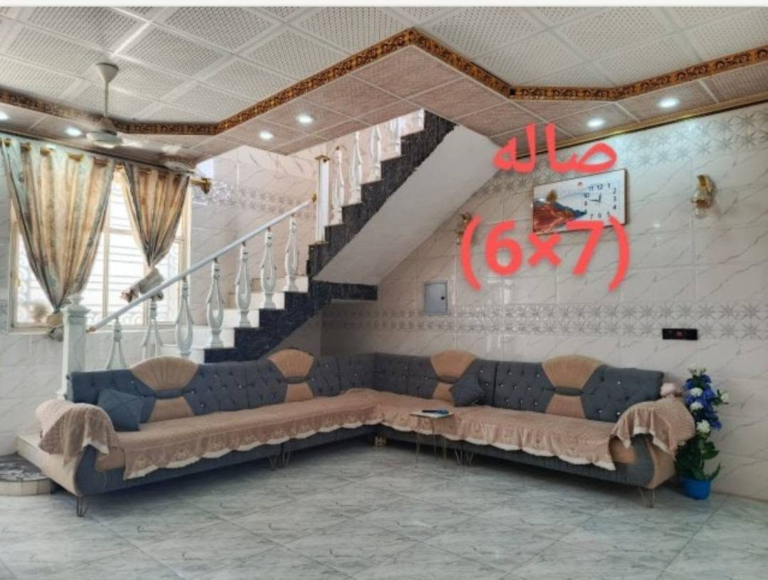 اللهم صل وسلم على سيدنا محمد وآل محمد
بيت ٣٠٠م للبيع كربلاء عل شارع بغداد مقابل حي  الزهراء جهة الدخول إلى كربلاء عمود ٥٢ يبعد عن الشارع العام ٨٠٠ متر تقريبا تبليط يوصل الباب البيت بحي التركمان البيت طابو بستنه سند ٢٥ إقرار محكمة واجهة البيت ٢١ والنزال ١٤ خدمات كاملة البيت يتكون من مضيف معزول بوحده هوه و الطارمه مالته مساحة الطارمه ٥ في ١٤  ومغاسله وبابه معزول وحده يستخدم لزوار مساحة المضيف ٥٠ متر ٥ في ١٠ البيت هم بابه يفتح عل الشارع يتكون من ٣ غرف نوم كل غرفه مساحتها ٢٠ متر ٥ في ٤ ومطبخ ٥ في ٤ وصاله ٧ في ٨ و فوك غرفة نوم ٥ في ٤ و صاله ٥ في ٥ البيت مابيه اي نقص بس لبخ الواجهيه الإتصال على *********** او على ***********
