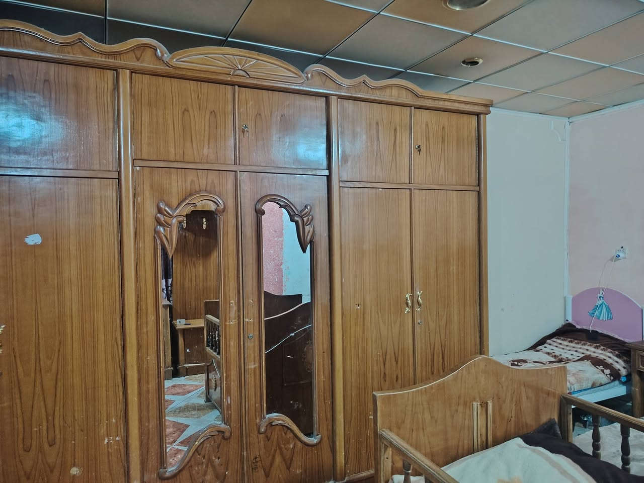 السلام عليكم عندي اثاث للبيع
١_غرفة منام نفرين  تفصال درجه اولى(تسكام) طابقين سبع قطع السعر ( ٨٠٠ ألف) يحتاجلها بس بوليش وجامه بالباب بيها فطر 
٢_  غرفة منام نفرين طابق واحد ٧ قطع موديل قديم ب٤٠٠ ألف
٣_ قنفات ٢كبار ٤  و٤ قطع ام النفر صاج وكذلك تصلح اتصير كعده عربيه وتغليفها كللش سهل السعر (300 الف) 
٤_ قنفات يحتاجلها دوشمه السعر( ١٠٠ الف)
5_ جرباية طفل كبير وياها ملحق كنتور صغير تفصال صاج درجه اولى السعر (١٥٠ الف)
٦_ جرابي اطفال حديد عدد ٥ جدد بس َحده يحتاجلها لحيم من مكان واحد فقط سعرهم (٢٥٠ ألف)
7_ مكتبة كتب طابقين تفصال السعر (٢٠٠ الف)
8_. كنتور بابين صاج بحاله جيده السعر ١٠٠ الف
٩_ غساله اوتمانيك ١٨ كيلو بيها قطع واير فقط وشغاله سعرها ١٠٠ الف
واذا كلهم ٢٠٠٠٠٠٠ بمليونين  الي حاب يشترى يتواصل ع هذا الرقم *********** ابو قاسم
