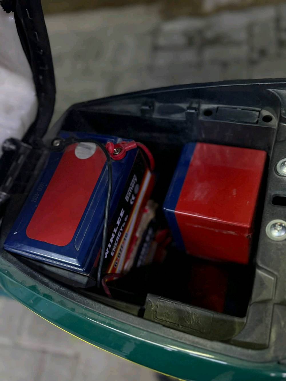 دراجة ار تسعة للبيع جديدة طگ استخدام قليل و ماشية قرابة ال350 كيلو بس ومواصفاتها معروفة سعرها 380 وبيها مجال بسيط و يجي وياها مرايات وخوذة وسلة وقفل وشاحنة هدايا ، او مراوس بماكس