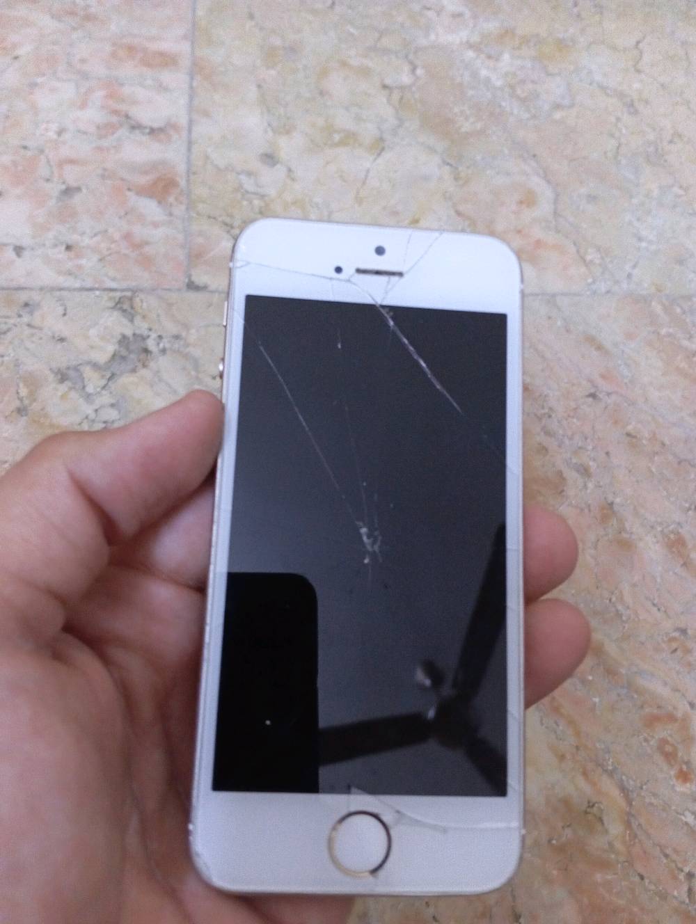سلام عليكم 
ايفون 5S 
مساحتة 16 
جهاز نظيف بس بي ضربة بالشاشة لكن مماثر على اللمس نهائيا كامرته شغاله فلاش شغال ومبي اي عطل ولا داخل تصليح وبطاريتة فوول ووياه كيبل شاحنة فقط سعرة 30 وبي مجال بسيط توصيل ماعدي عنواني بغداد الطالبية قرب ملعب الجوهرة للتواصل *********** واتساب