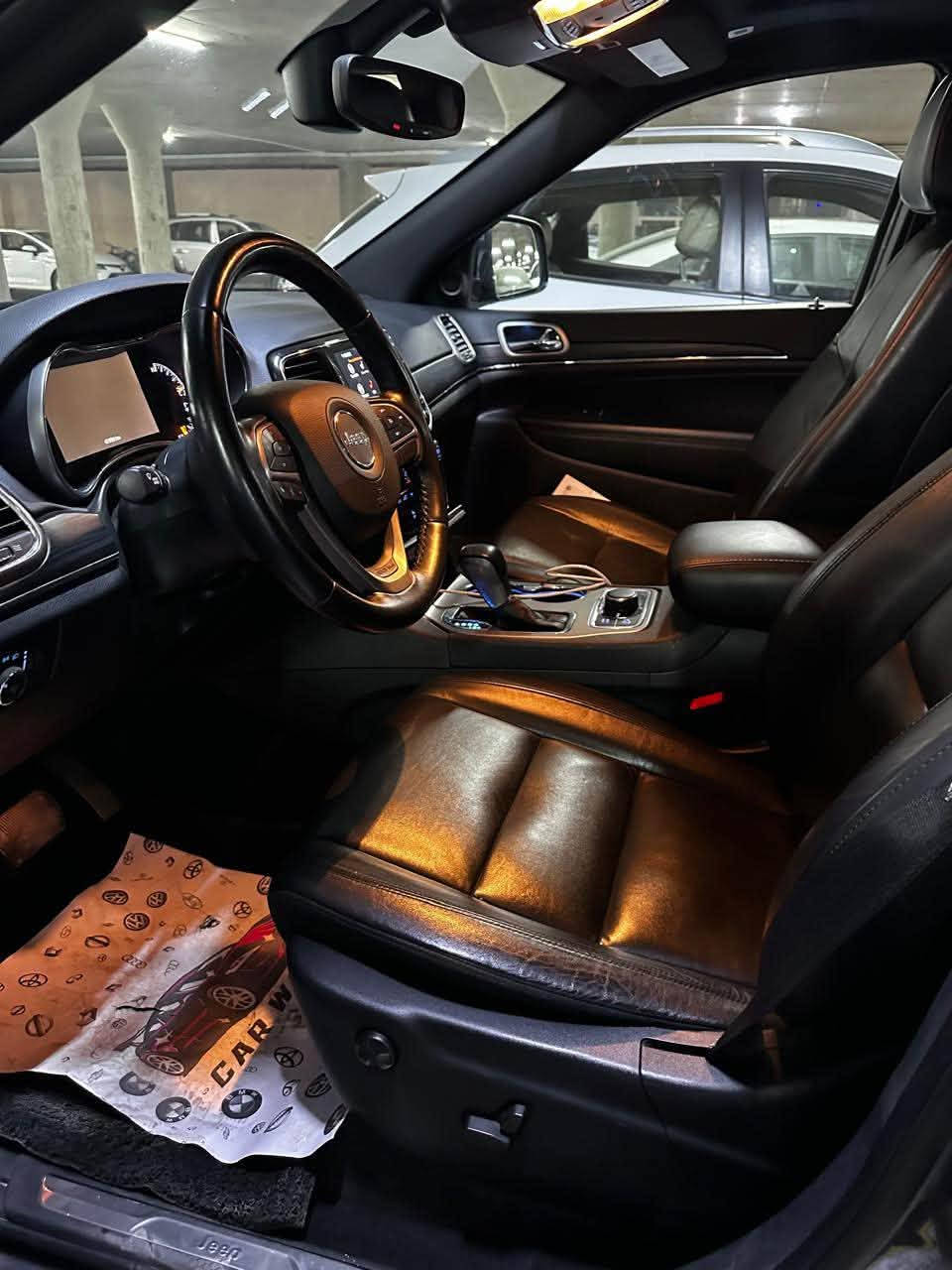 جيب كراند شيروكي موديل 2021 لمتدد امريكي
المحرك 3.6
دفع رباعي 4x4
العداد 64000 كم 
المواصفات
المقاعد جلد
صفي المقاعد الاماميه كهرباء
المقاعد الاماميه تدفئه 
تدفئه ستيرن
فتحة سقف
شاشه كبيره تدعم كار بلي 
المصابيح الاماميه مع LED لايت 
كشافات ضباب بروجكتر
تشغيل عن بعد
صندوق كهربائي 
كاميرا خلفيه 
حساسات خلفي 
مراقبة النقطة العمياء
نظام توقف ذاتي 
تحكم اوتوماتيك بدرجة الحرارة
دخول ذكي بصمه 
مانع تزحلق
وضعيات القيادة سبورت واقتصادي وعادي 
ضرر جانبي جهة اليسار ( البابين اليسار فقط تبديل شركة) 
السيارة مسجلة باسم المالك (موجودة في بغداد)
رقم السيارة دهوك واتس ساب ***********
