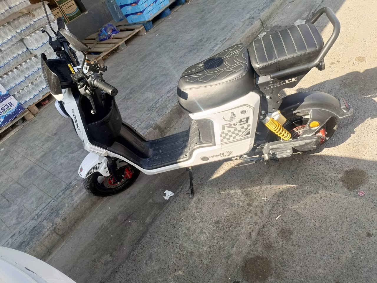 ماطور شحن RS9
مواصفات معروفه
ملف 1500
اربع نمر مع خاصية الرجوع إلى الخلف
سرعة 109
بطاريات شرط عدد 5 كبار 
32انبير 
سماعه بلوتوث مدمج
نظام مكابح بريك هيدروليك ديسكات أمامي وخلفي
شاشة عرض ديجيتال لعرض السرعه
إضاءة LED أمامية ونظام إشارات
السعر 450 قفل مكاني بغداد الدوره  ***********
