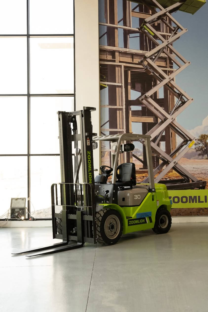 🏗️ تدور على رافعة قوية وتعتمد عليها بالشغل؟
رافعات ZOOMLION متوفرة هسه بأربيل وبأحجام مختلفة تناسب شغلك، من المخازن والمعامل إلى المشاريع والأعمال الثقيلة.
🔹 3 طن
🔹 5 طن
🔹 7 طن
🔹 10 طن
🔹 موديل 2026 – جديد
🔹 خيارات مختلفة بارتفاع الماست والمواصفات
🔹 خدمة ودعم ما بعد البيع
📍 Mutlaq Power –أربيل
🚚 توصيل متوفر لجميع محافظات العراق
*********** 
اكتبلنا شكد حمولة تحتاج وارتفاع الرفع المطلوب، وإحنا نساعدك تختار الرافعة المناسبة لشغلك. 💪

