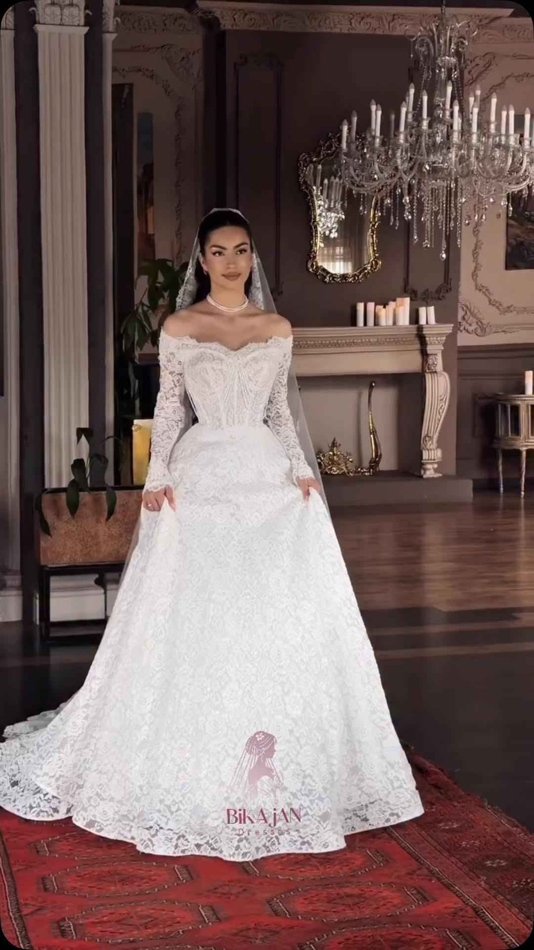 

نص مكتوب في الصور:
- BiK A JAN Dresses