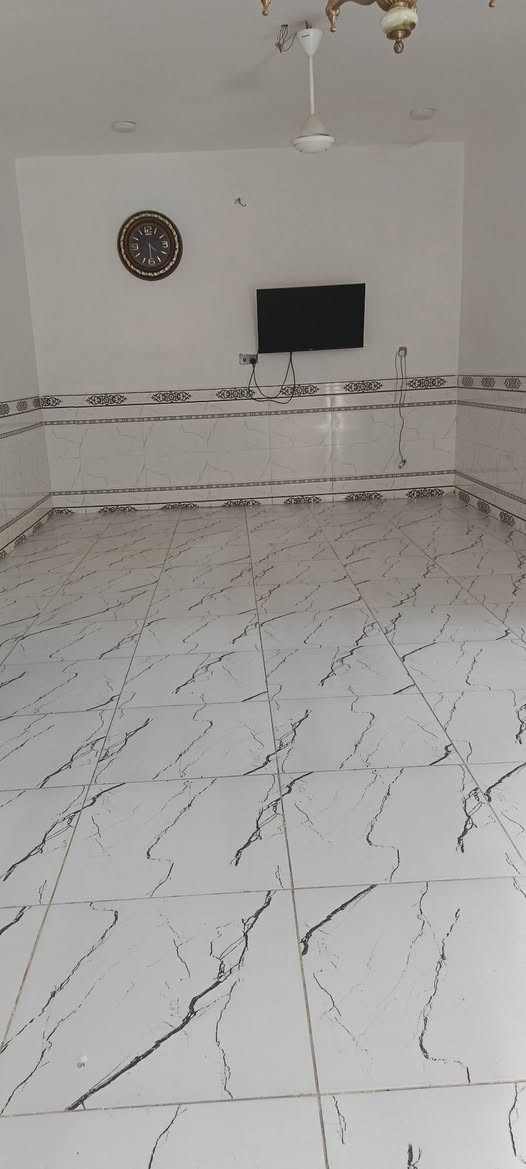 بيت للبيع 200متر شارع المطحنه شارع 32 غرفتين3×4 صاله 10× 5استقبال 4×6مطبخ 5×4ونص غرفه بالسطح مكامله عالنص صحيات مناور 2  ركن علـّۓ. شارعين شارع مبلط بالباب مقابيله اسواق قريب علـّۓ. مدرسه الرحاب كهرباء مي مولد ذهبي السعر 68مليون قابل لتفاوض منطقه كلش هادئه اي استفسار خاص او اتصال علـّۓ. رقم صاحب الدار *********** زراعي مشمول بقرار 320مرقم م̷ـــِْن البلديه
