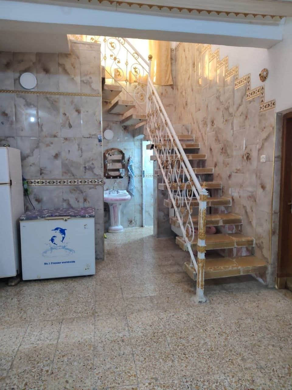 🏡 بيت للبيع – حي الشاوي
📍 الموقع: حي الشاوي (ركن)، خلف الشارع العام مباشرة.
📐 المساحة: 275 م
🛣️ عرض الشارع: 16 متر

تفاصيل العقار:
🔹 الطابق الأرضي:
غرفة
صالة
كليدور
مطبخ
صحيات داخلية وخارجية
طارمة
حديقة بمساحة 40 م
🔹 الطابق الثاني:
غرفتا نوم
سطحان
🔹 المشتمل:
غرفة كبيرة
مطبخ
صحيات
مسلك مستقل
📞 للاستفسار: *********** 

#عقارات_بابل #بيت_للبيع #حي_الشاوي #الحلة #عقار_للبيع #طابو_صرف #استثمار_عقاري #بيوت_للبيع #بابل #العراق
