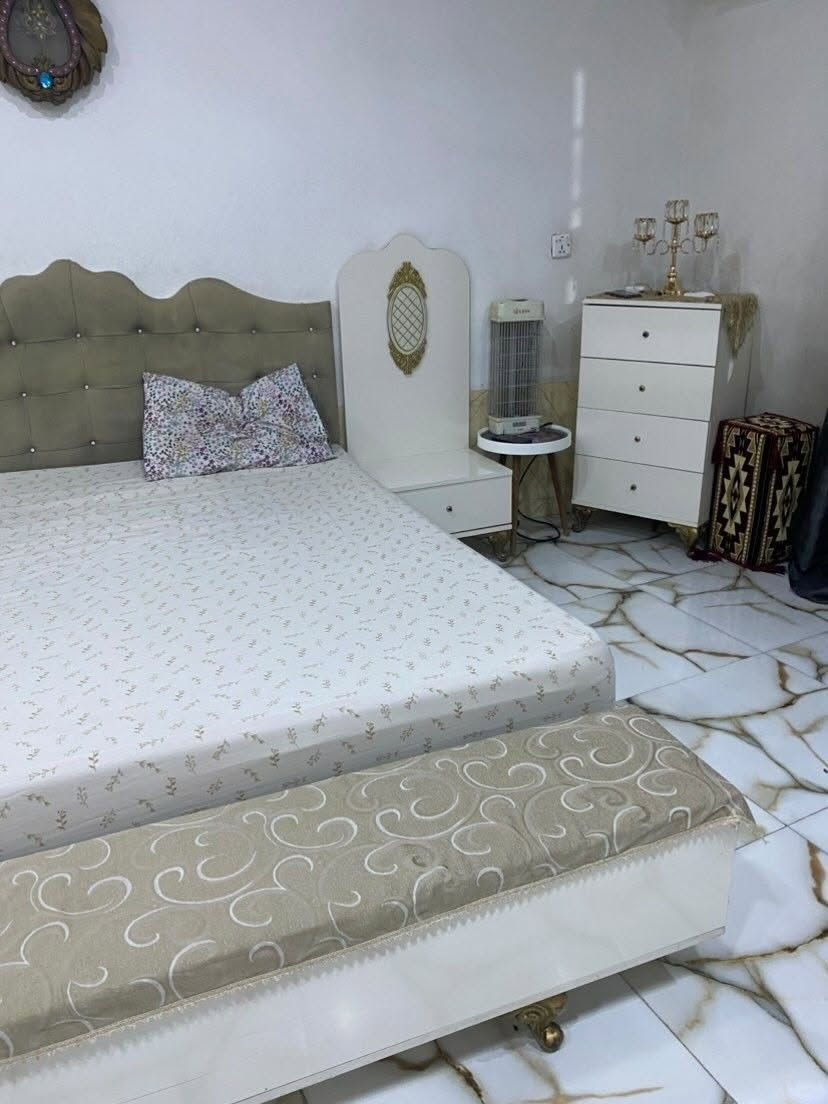 للبيع سعر ٣٠٠وبيه مجال اتصال عل هاذه رقم واتساب ***********
