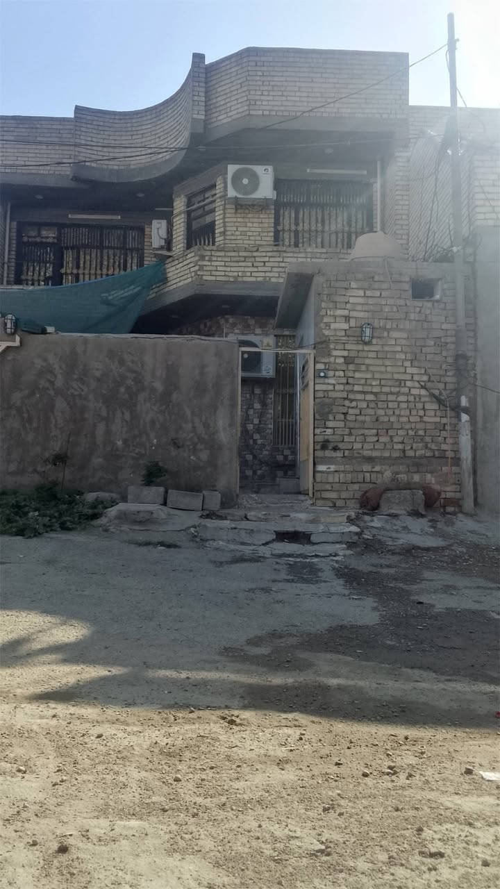 بيت للبيع طابقين المساحة اكثر من 300متر
بناء حديث 6غرف نوم استقبال كبير كراج كبير 
الارض زراعي العنوان الفضيليه قرب الرئاسه شارع حسينيه علي الشوكي 
للاستفسار ***********
