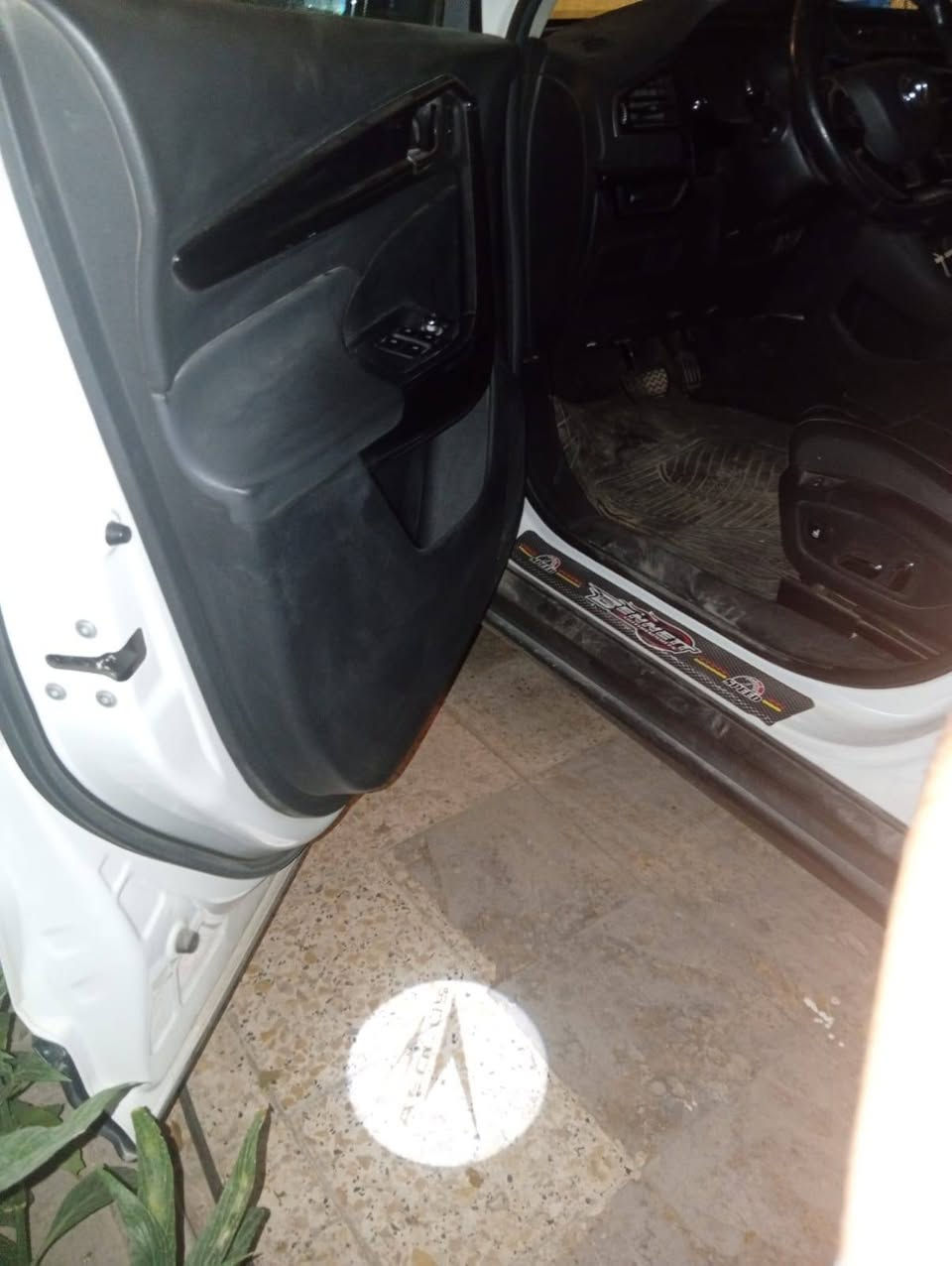 دونك فينك AX7
بسعر مناسب جدا 
السعر المطلوب 95 ورقة
مكان السيارة بغداد/جميلة 
***********
السيارة بدون اي صبغ او تبديل او تصليح
توجد رصعة في البنيد صغيرة موضحة بالصورة واخرى بالجاملغ الايمن
علما ان المحرك مبدل بي واشر قبغ ولفات 
السيارة اقتصادية جدا بالصرف والبانزين كله عادي

للبيع: دونغفينغ أيولوس AX7 (Dongfeng Aeolus AX7) – موديل 2022

​سيارة كروس أوفر رياضية بحالة ممتازة ومواصفات فول كامل، تجمع بين الفخامة، التقنية العالية، وأعلى مستويات الأمان.

​المسافة المقطوعة: 160,000 كم.

​المحرك وناقل الحركة: محرك سعة 1.6 لتر توربو اقتصادي وقوي، مع ناقل حركة أوتوماتيكي لسلاسة فائقة في القيادة.

​السقف بانوراما: فتحة سقف بانورامية واسعة تمنح المقصورة إضاءة طبيعية ولمسة فخامة استثنائية.

​أنظمة الأمان والرادار: مجهزة برادارات وأنظمة مساعدة القيادة الذكية (تنبيه الخروج عن المسار/الصدام، حساسات أمامية وخلفية، وكاميرات للركن والقيادة الآمنة).

​التصميم الخارجي: لون أبيض مميز مع سقف باللون الأسود الملكي (Two-Tone)، إضاءة LED متكاملة أمامية وخلفية، وجنوط رياضية أصلية.

​المقصورة والراحة:

​مقاعد جلد سوداء فاخرة مع تحكم كهربائي وذاكرة لمقعد السائق (Memory Seats).

​شاشة وسائط لمسية كبيرة في المنتصف.

​لوحة عدادات رقمية بالكامل (Digital Cluster).

​عجلة قيادة رياضية متعددة الوظائف مكسوة بالجلد.

​نظام التشغيل الذكي ودخول بدون مفتاح (Push Start / Keyless Entry).

​فرملة يد إلكترونية (EPB) مع خاصية التوقف التلقائي (Auto Hold).
