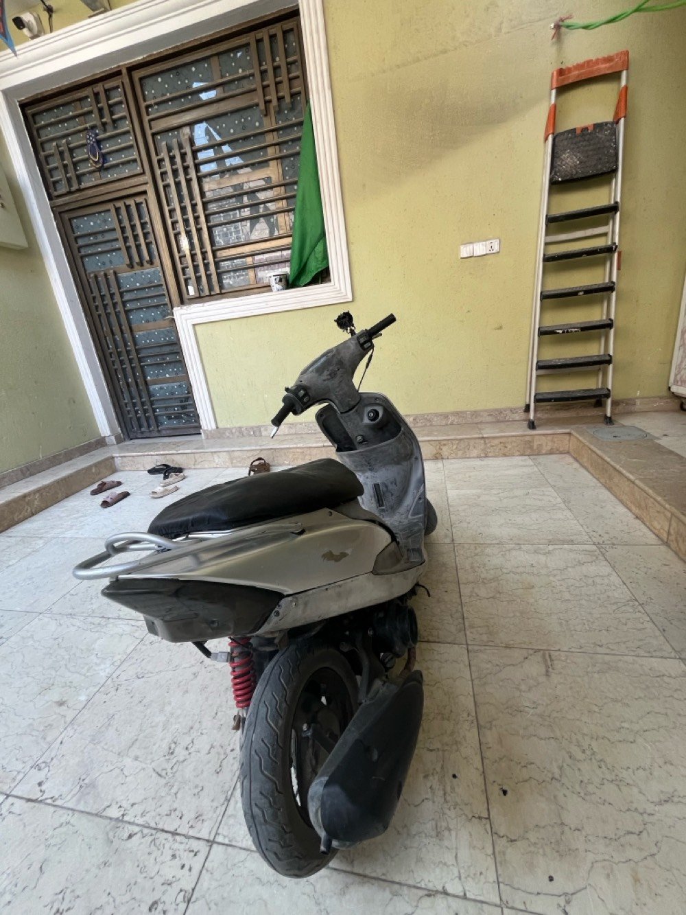السلام عليكم دراجه لبيع. سعر. 350 وبيه مجال بسيط. مكاني.  ناصريه مركز.   رقمي *********** واتساب فقط.