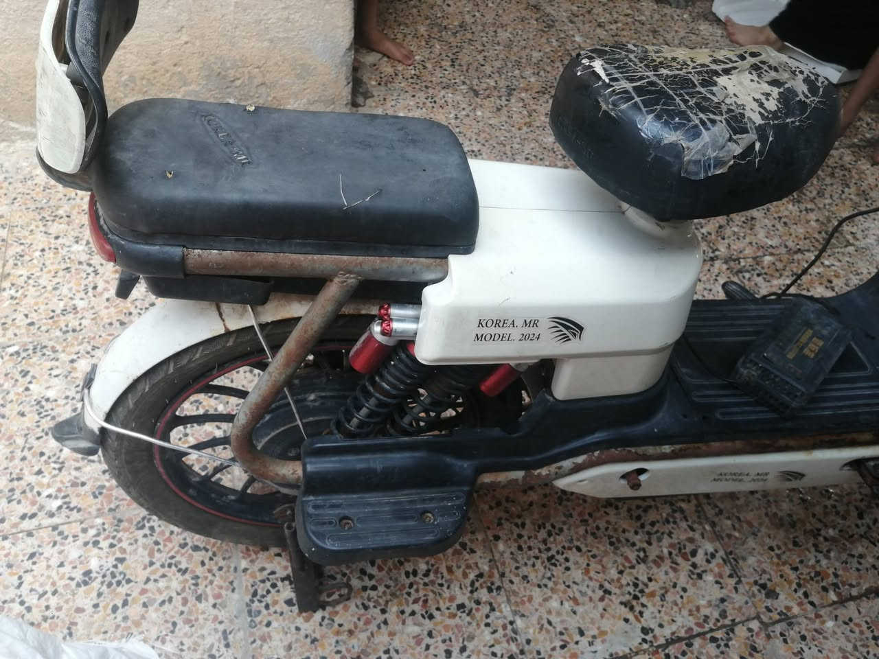 السلام عليكم دراجه شحن حجم 20 عدد البطاريات 5  بيهه كم بطاريه تافخة دراجة كامله مكمله من كل النواحي فقط تحتاج فقط بطارية
للبيع عنواني البصره الحيانيه
سعرهه 100 الف  للتواصل من خلال الرقم ***********
