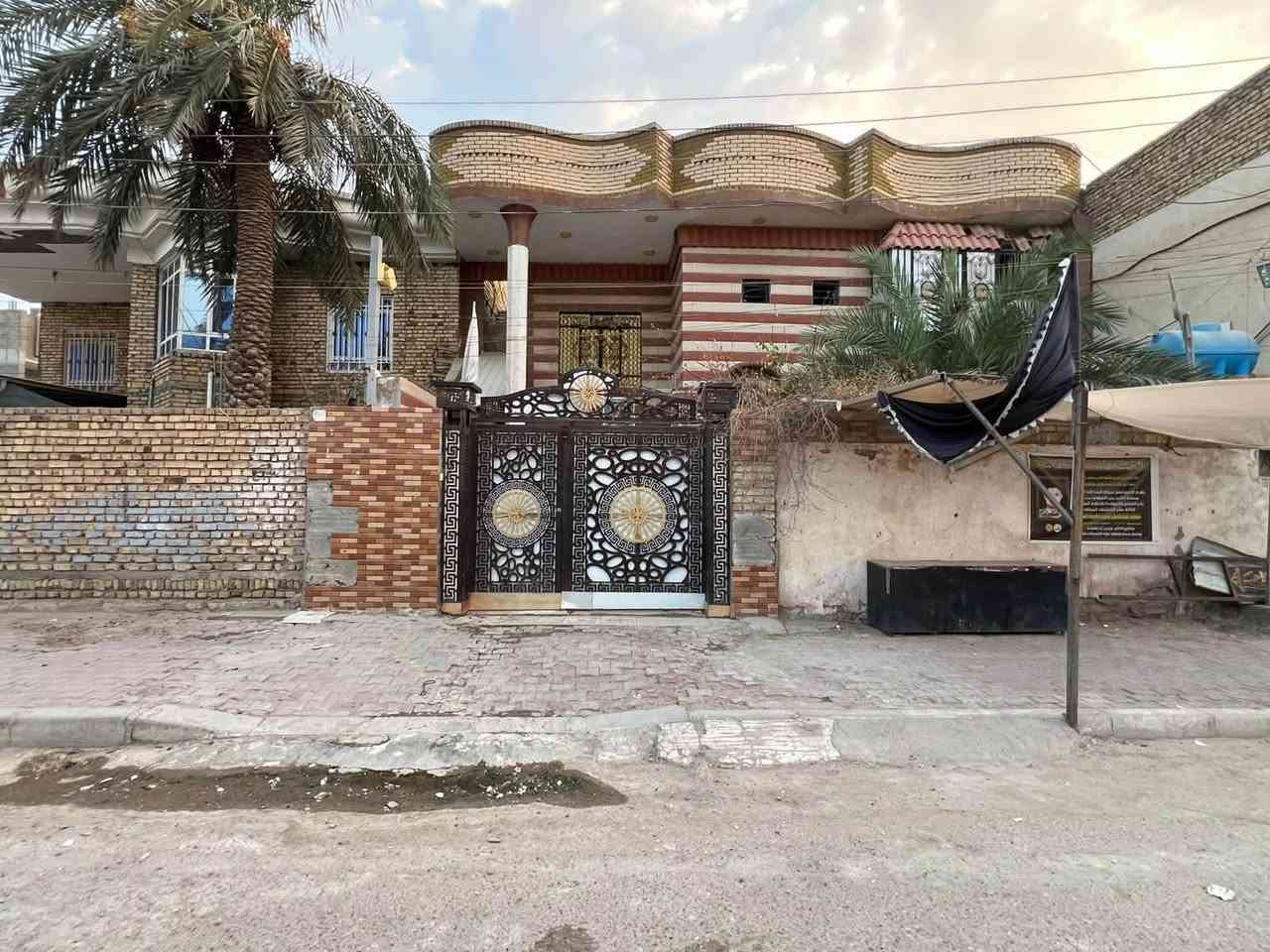 السلام عليكم
دار للبيع 
مساحته 250م
حي المعلمين الجديد خلف الحجامه 
الطابق الاول 
(غرفتين كبار وصالتين وستقبال جبيره كلش ومطبخ وحمامات داخلي وخارجي )
الطابق الثاني 
(غرفتين وصاله وحمامات وياهن مخزن وبيتونه ومشتمل معزول وبي درج من بره بحده يعني معزول عن البيت غرفه وصاله وحمام ومطبخ بي )
السعر 300 وبي مجال قليل 
للاستفسار ***********
حاليا بي موجر
