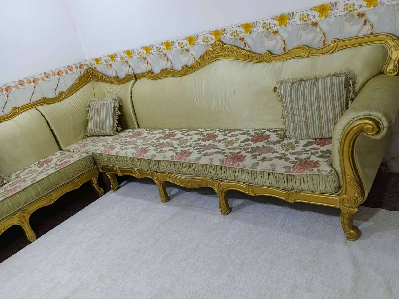 جلسه قنقات كويتي مستخدم طول 14متر  نضيفه وقويه
العنوان البصره حي مهدسين 
***********
