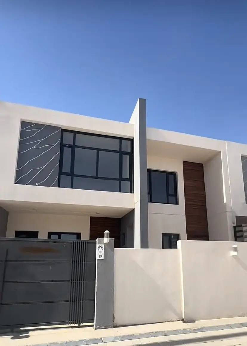 🏡 دار للايجار في مجمع الؤلؤة السكني :
📐 مساحته ١٥٠ م 
📌 وجه الدار عكس الشمس ،، يحتوي على غرفتين وصالة واستقبال وكراج وحديقة ومطبخ ،، 
والبيت نظيف غير مسكون قبل ، 
📌 ك​ل الخدمات متوفرة من كهرباء وتبليط ومجاري 
📞 للاستفسار اكثر الاتصال على الرقم عبر الواتساب : ***********
