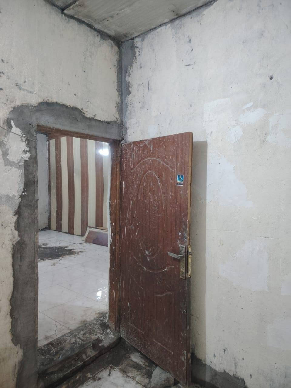 بيت تجاوز للبيع القبله حي جامعه قرب مدرسه الحسين قرب الحديقه بشارع ثاني يصير البيت يتكون من غرفتين وهول ومطبخ ودوانيه وصحيات سعره 12ونص وبي مجال كافه تفاصيل الاتصال ع الرقم ***********
