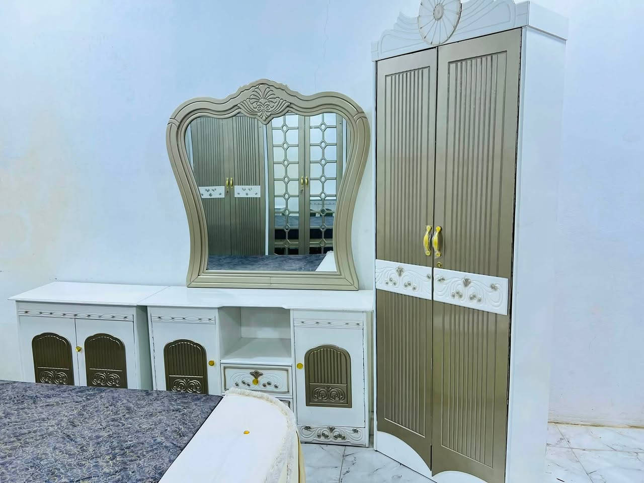 سلام عليكم يوجد غرفه نوم جديده عراقي تصميم تركي السعر 900وبي مجال العنوان الرمانه يم الجسر الاستفسار***********
