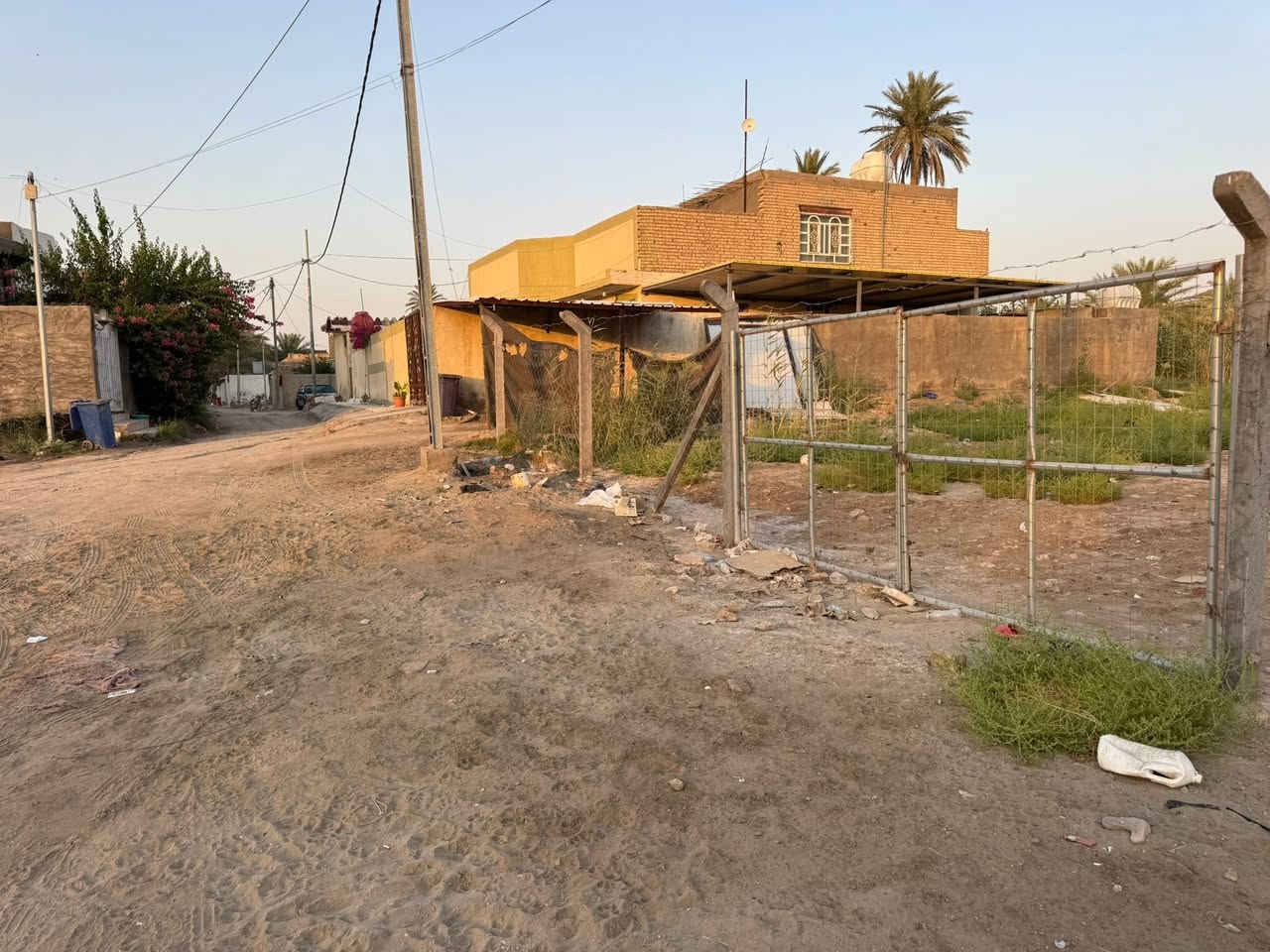 السلام عليكم ارض طابو زارعي سند 25 المساحه 400 متر مسيج خلف دئرات الكهرباء 

كافه الخدمات متوفره وبنص الولايه 
***********
