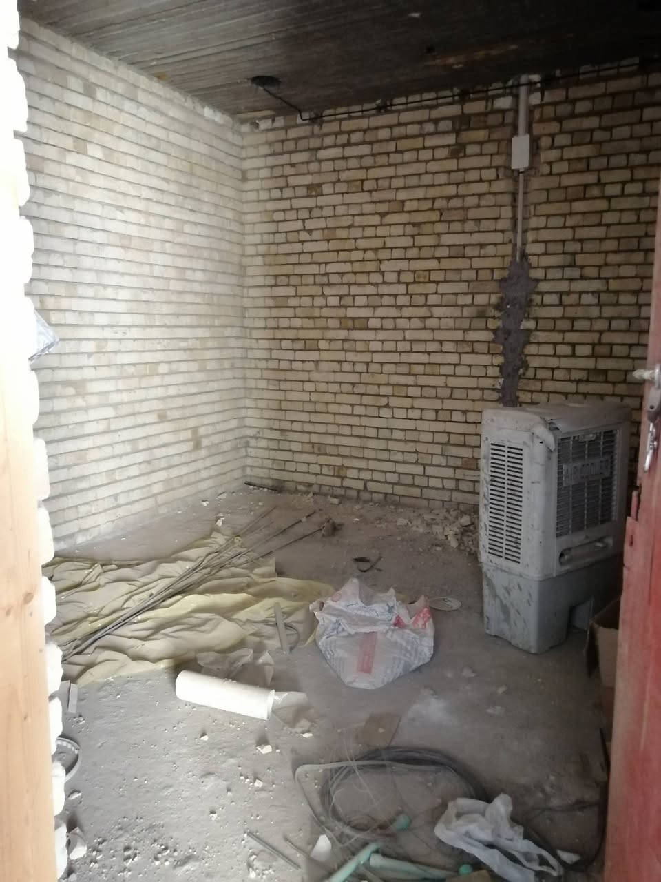 السلام عليكم بيت هيكل للبيع ١٠في ١٠ المساحة ١٠٠ م طابقين وبيتونة ماسس سبالت ومجاري وكهرباء على النص يحتوي على ثلاث غرف نوم ومطبخ وهول غربي وصحيات عدد ٢ ودرج مكسر العنوان البوعيثة الهواشة مجمع السلام شارع المولدة بالفرع المقابل لصيانة جانجان للاستفسار الاتصال على ***********
