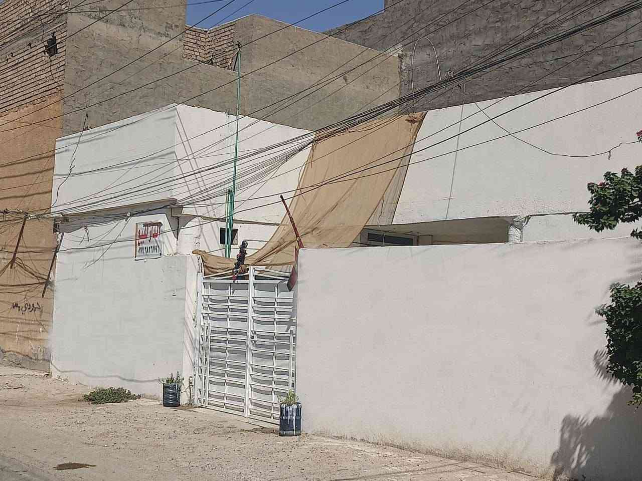 @إشارة 
دار . بيت للبيع  مساحه ١٠٠ متر مرتب على شارع ١٠ متر
العنوان / بغداد  - جسر ديالى القديم محلة ١٠٥ بداية شارع مستشفى ابن الخطيب قرب سوق جسر ديالى القديم 
تفاصيل البيت &&&
استقبل طول ٥ و ٦٠ سم متر.   والعرض ٤ متر
غرفة نوم الاولى الطول ٤ و ٧٠ سم متر والعرض ٤ متر
غرفة نوم الثانية الطول ٤ متر   والعرض ٤ و ٢٠ سم متر
مطبخ الطول ٣ و ٦٠سم متر.   والعرض ٢و ٤٠ سم متر
كلدور الطول ٣ و ٦٠سم متر.   والعرض ٢ و٤٠ سم متر
حمام ١٢٠×١٤٠ سم متر
طرمة الطول ٤ متر والعرض ٩ متر 
صيحات سيراميك ومغسلة يد 
البيت كله ارضيات سيراميك  والطرمة كرانيت 
السقف صب كونكريت تغليف شتايكر جديد
والبناء طابوق و جص وابياض 
شبابيك والابواب حديد 
البيت قرب سوق جسر ديالى القديم ومركز صحي والمدارس 
الهاتف / *********** السعر ٧٥ وبي مجال قليل
