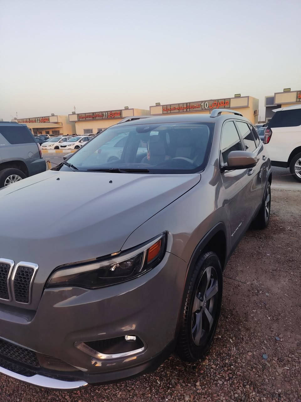 🚘  مراوس ويه  جالنجر جيب شيروكي بزون موديل 2020

🔹 المواصفات:
• بصمة
• كشنات جلد
• الون سمنتي 🥰 
• مكينة 3600+6سلندر
• تخم تاير جديد
• صدر جديد

🔧 الحادثة:
3قطع جاملق وبنيد وباب خلف السائق 
✅ لا لغد
✅ لا شاصي

✅ مكفولة المكينه والكير والتبريد
✅ السيارة كاملة وما بيها أي نقص
✅ سياره بديها جديد كلش 
✅ عليها جميع الإضافات

💵 السعر:130 ورقة — وبيها مجال
📍 المكان: البصرة القبلة 

📞 للاستفسار: ***********
