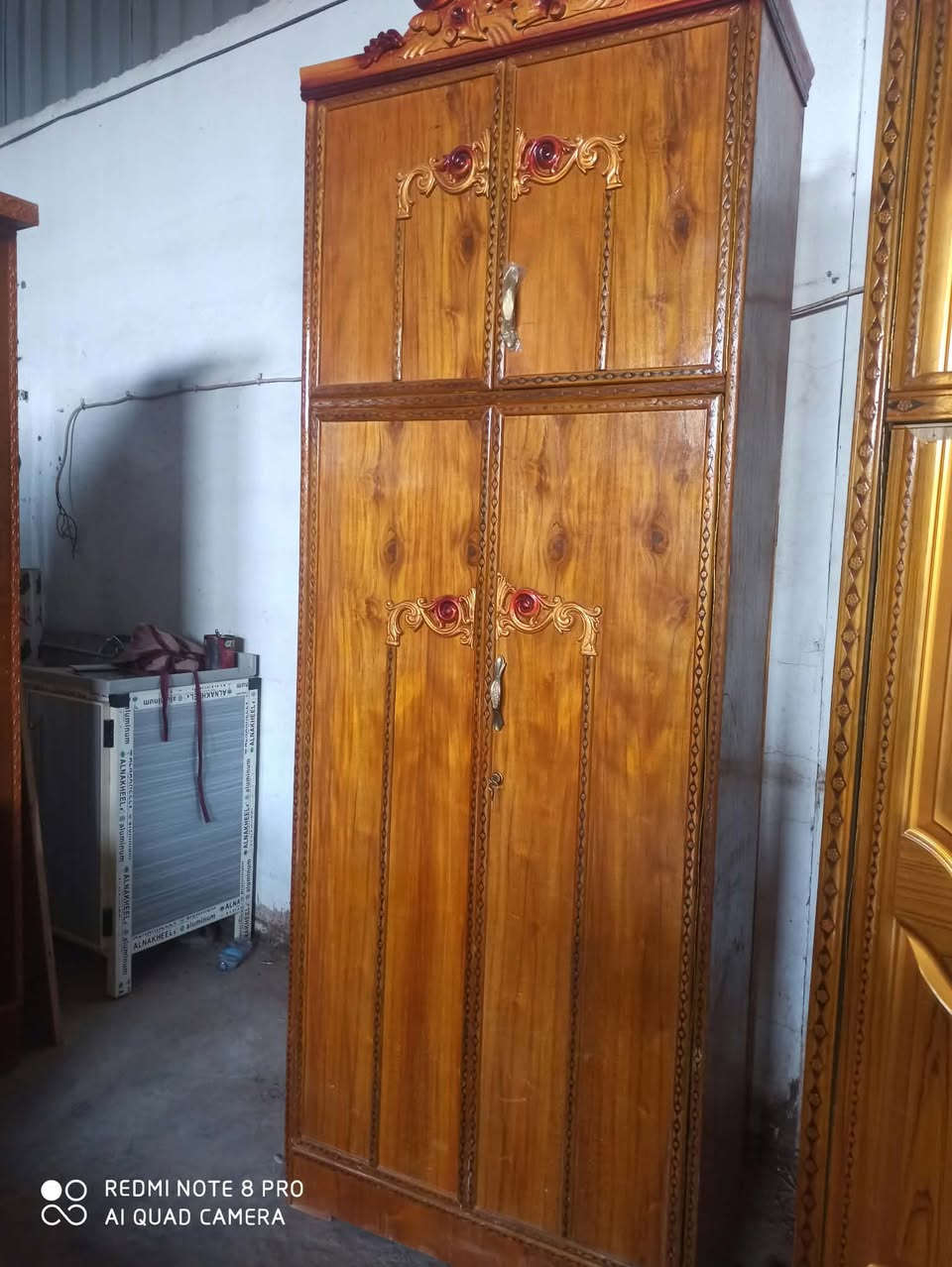 السلام عليكم بيع وشراء الأثاث المستعمل) يتوفر لدينا غرف اخشاب + بوفيه +طباخات +تخم 10مقاعد+جربايه ام النفر) 
رقم الهاتف *********** يوجد توصيل

نص مكتوب في الصور:
- REDMI NOTE 8 PRO AI QUAD CAMERA