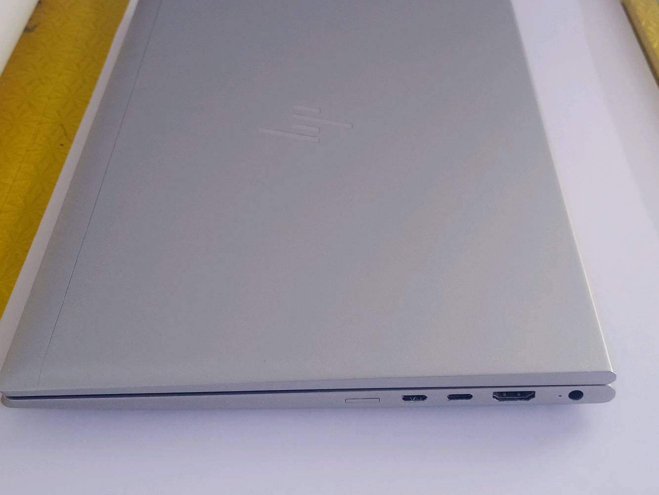 💻 للبيع لابتوب HP EliteBook 840 G8 – بحالة الوكالة (نظافة 99%) 💻
السلام عليكم.. معروض للبيع لابتوب راقي جداً من فئة رجال الأعمال والمحترفين (Business Class)، الجهاز مستعمل قليل جداً وبحالة ممتازة للغاية، نسبة النظافة 99% ومحافظ عليه بشكل تام (بدون أي شخوط أو عيوب). الجهاز مثالي للمهندسين، المبرمجين، الطلاب، وأصحاب الشركات الذين يبحثون عن الأداء العالي والمتانة.

⚙️ المواصفات:
- المعالج (Processor): جيل حادي عشر متطور من نوع Intel Core i5-1135G7 بسرعة أساسية 2.40 GHz وتصل إلى 2.42 GHz. يوفر كفاءة عالية وسرعة فائقة في معالجة البيانات والبرامج الضخمة.
- الذاكرة العشوائية (RAM): بسعة 16 GB. تضمن لك سلاسة تامة في التنقل بين البرامج وتشغيل مهام متعددة بنفس الوقت بدون أي بطء أو تعليق.
- ذاكرة التخزين (Storage): هارد فائق السرعة بسعة 512 GB SSD. يمنحك مساحة ممتازة لحفظ ملفاتك، مع سرعة إقلاع وتشغيل للنظام والبرامج خلال ثوانٍ معدودة.
- كرت الشاشة (Graphics): Intel Iris Xe Graphics بذاكرة مخصصة تبلغ 128 MB VRAM (ويأخذ بشكل تلقائي من الرام عند الحاجة لرفع الأداء). كرت مدمج ذكي وقوي، قادر على تشغيل برامج التصميم والمونتاج، وممتاز للمهام الرسومية والألعاب المتوسطة بكفاءة عالية.
* النظام: يعمل بنظام ويندوز 11 الأصلي المستقر، ومعرّف بالكامل وجاهز للاستخدام مباشرة.

✨ تفاصيل مهمة:

   1. حالة شبه جديدة: الجهاز نظيف جداً وكأنه خارج من الكارتون، ومحافظ على كامل رونقه ونظافته الخارجية والداخلية.
   2. متانة السلسلة: فئة الـ EliteBook معروفة عالمياً بهيكلها المعدني القوي المصنوع من الألمنيوم وخفة وزنها، مع عمر بطارية طويل يتحمل ساعات العمل الطويلة.
   3. أداء معاصر: مواصفات حديثة تلبي كافة متطلبات العمل والدراسة الحديثة لسنوات قادمة.

- ملاحظة للمصداقية: الجهاز تم شراؤه جديداً قبل فترة قصيرة جداً وبسعر 750 ألف دينار، والبيع الآن بداعي الحاجة السريعة وتم كسر السعر بشكل كبير جداً قياساً بنظافته ومواصفاته الحديثة.
- السعر المطلوب: 450 ألف دينار عراقي (السعر ثابت نهائي غير قابل للتفاوض).
- للتواصل والاستفسار (واتساب): ***********
