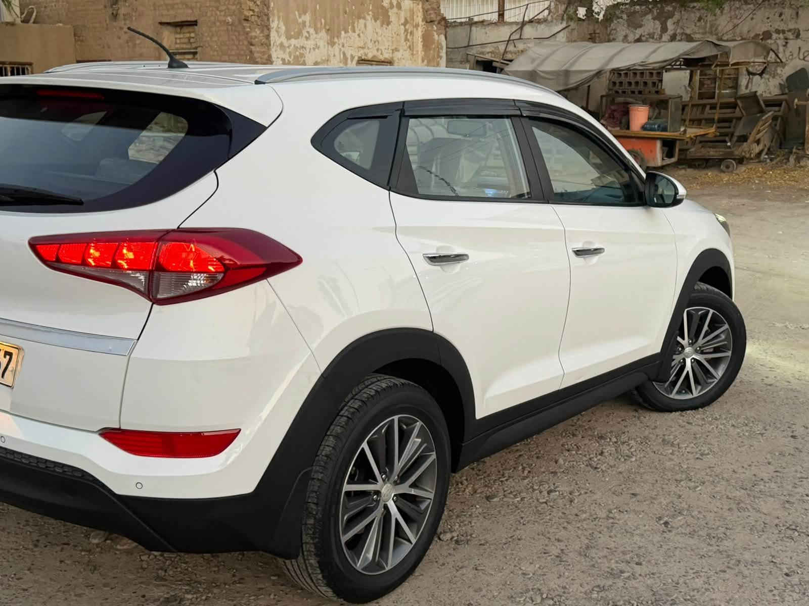 السلام عليكم للبيع كيا توسان 2018 خليجي بيه بنيد مبدل نفس اللون بدون قطره صبغ ابيع مكفوله عام من حادث  وضربه سياره جديده كلش بدون شخوط ورصعات وشخوط وبارد رقم اربيل رقم وسنويه كله جديد مواصفات  نص / مكينه 2000 دوش / مرايت شفط / داخل بيجي/ يدات نيكل/ تحكمات كامل  سياده جديده مابي اي مصرف ماشيه 134 كيلو مكاني بغداد السعر 158 بيه مجال بسيط
***********
