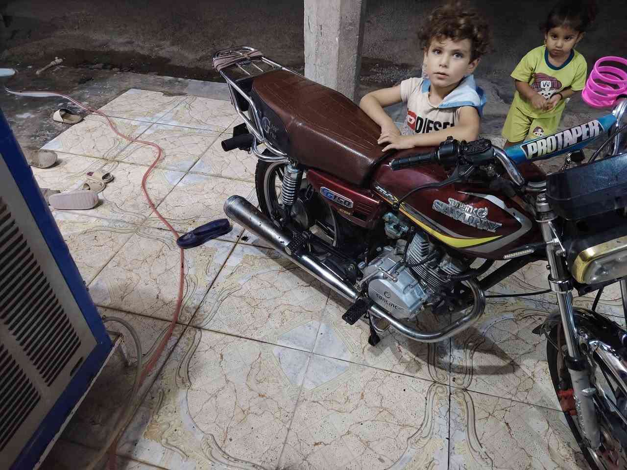 السلام عليكم ماطور مثل ما موضح بل صوره سيفان سولنك موديل23 محرك150 محرك صافي ربع مثب علي سلف هندر كهرباهيات كله شغال وشرط ملاحضه نقصه باتري هاذه رقمي او خاص *********** سعروو 500وبي مجال
