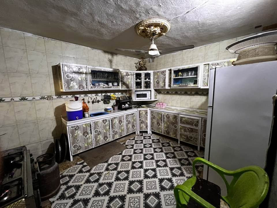السلام عليكم 

🏠 منزل للبيع

للبيع منزل في ١٧ قرب مدرسة الصديق قريب محطة القادسية ، موقع مميز وهادئ وقريب من الخدمات.

📐 المساحة:٢٠٠ ** متر**
🏡 عدد الطوابق: ٢
🛏️ عدد الغرف: ٤ وستقبال وهول
🚿 عدد الحمامات: ٢ داخلي وخارجي
📄 السند: طابو صرف

💰 السعر: ١٥٠   وقابل للتفاوض للجادين.

📞 للاستفسار والتواصل:***********

للجادين فقط، والله يرزق الجميع 🤲
