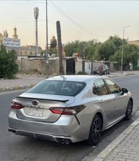 للبيـــــــــع 🚘 2022   تويوتا كامري 2022 | لون فضي | محرك 2.5L  🔹 محر...