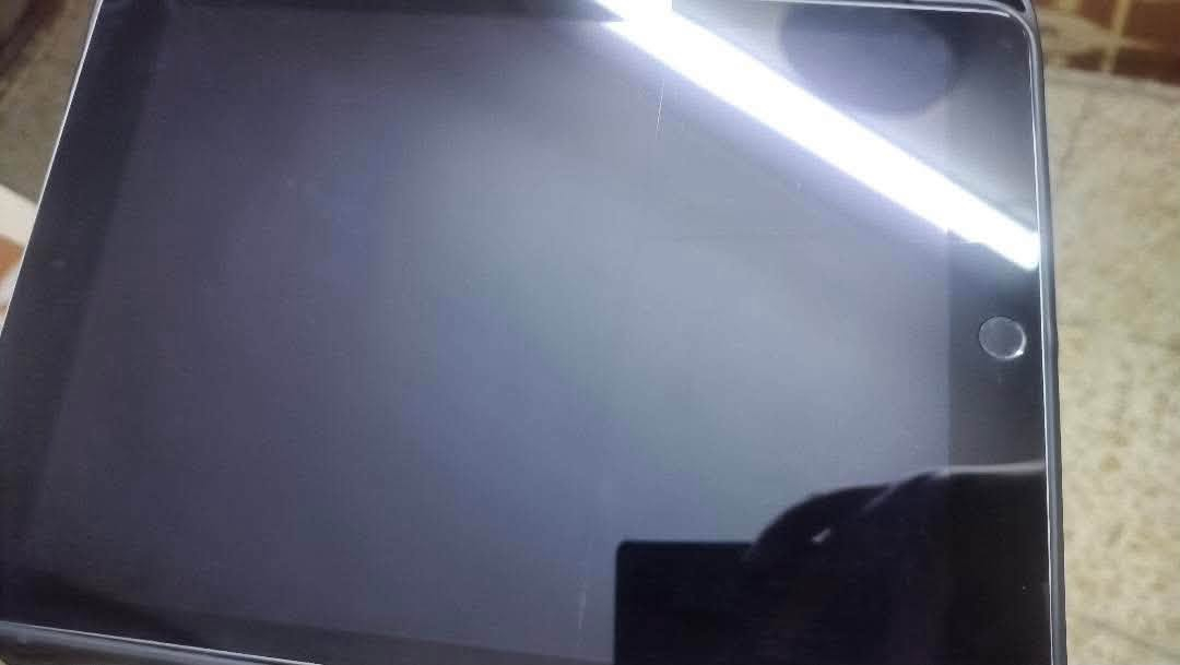عندي ايباد 9ذاكرة 256 كيكابايت كلش نظيفة من دواخل و اي خلل ما بي فقط بس فطر بالشاشة مثل ماموضح بالصورة جبتها ب٥٩٩ الف قبل سنتين اريد اعرضه للبيع و كلش مستعجلة عليها و ماعندي احد ادزه لمحل لموبايل يبيعه و محتاجة المبلغ 
و ويا قلم ايباد جبتها ب٣٥ الف
اعرضه للبيع هو و القلم بسعر 280 الف و بي مجال بسيط

نص مكتوب في الصور:
- رجوع حول الاسم iPad إصدار iPadOS 18.7.8 اسم الطراز iPad (الجيل التاسع) رقم الطراز MK2N3CH/A الرقم التسلسلي MXC23LM7M4 الأغاني الفيديوات الصور ٤ التطبيقات ٥٥ السعة ٢٥٦ غ.ب. متوفرة ٧٤,٥١ غ.ب.