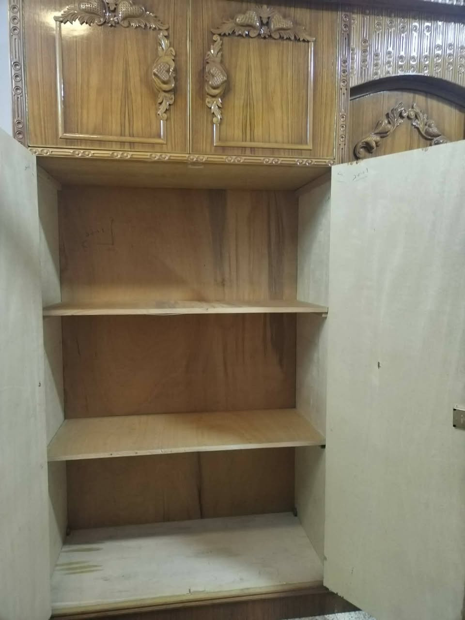 السلام عليكم قنصور للبيع خشب صاج عراقي درجة أولى ثقيل  اخو الجديد 5 أبواب وملحق  السعر 750 الف الاتصال ***********
