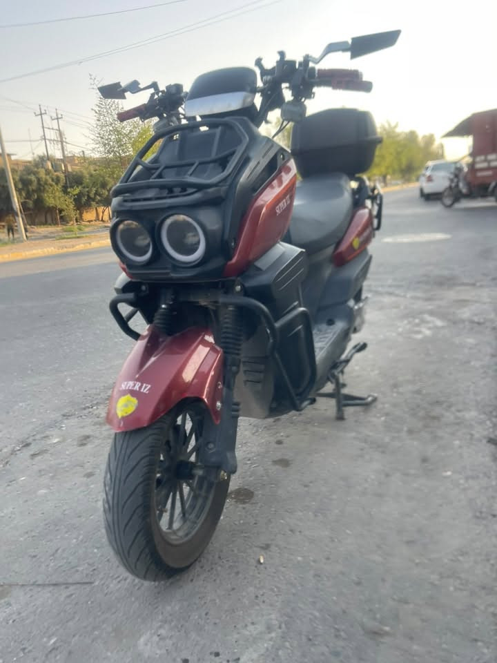 🏍️ للبيع  او مراوس حسب القناعه 

دراجه  ( ماطور ) شحن  طراز Super 12 🏍️الموديل: سكوتر شحن هجومي (أباتشي / تانك).

الحالة: نظافة 80‎%‎  وبحالة ممتازة (نفس الصور).⚙️ 

المواصفات:إضاءة LED أمامية مزدوجة قوية (عدسات دائرية).

هيكل متين مع دعامات حماية أمامية وجانبية.

نظام فرامل ديسك (باكم) أمامية وخلفية للأمان.

عداد رقمي (ديجيتال) لمعرفة السرعة والشحن.

مجهزة بصندوق تخزين خلفي وشبكة تحميل أمامية.

البطارية والمسافة: [ 6 بطاريات مسطره  تقره 11،5 ]. 

السعر: [ 700 الف  ] بيه مجال بياع 

الموقع: [الموصل - الايمن ]

📞 للتواصل: [ *********** ]

يرهم مراوس حسب القناعه
