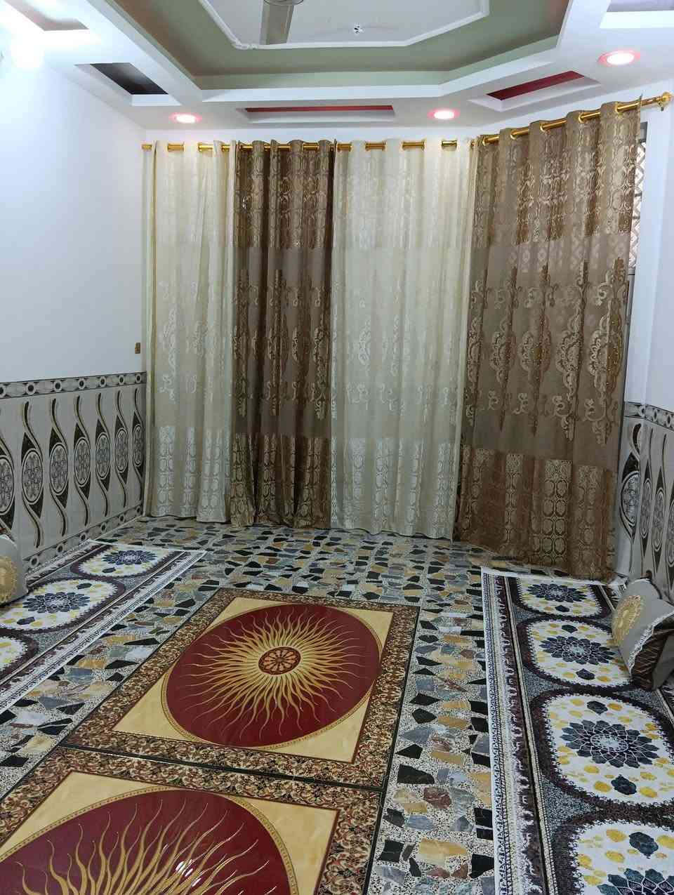 بيت للبيع مساحة ١٥٠متر طابقين استقبال ومطبخ واربع غرف نوم وحمامات ثنين ومناور ثنين بيت رفت بناء حديث حي النصر الاولى شارع صالون سارة رابع فرع على يسار قريب على سوق البيت مالية رقم الهاتف ***********
