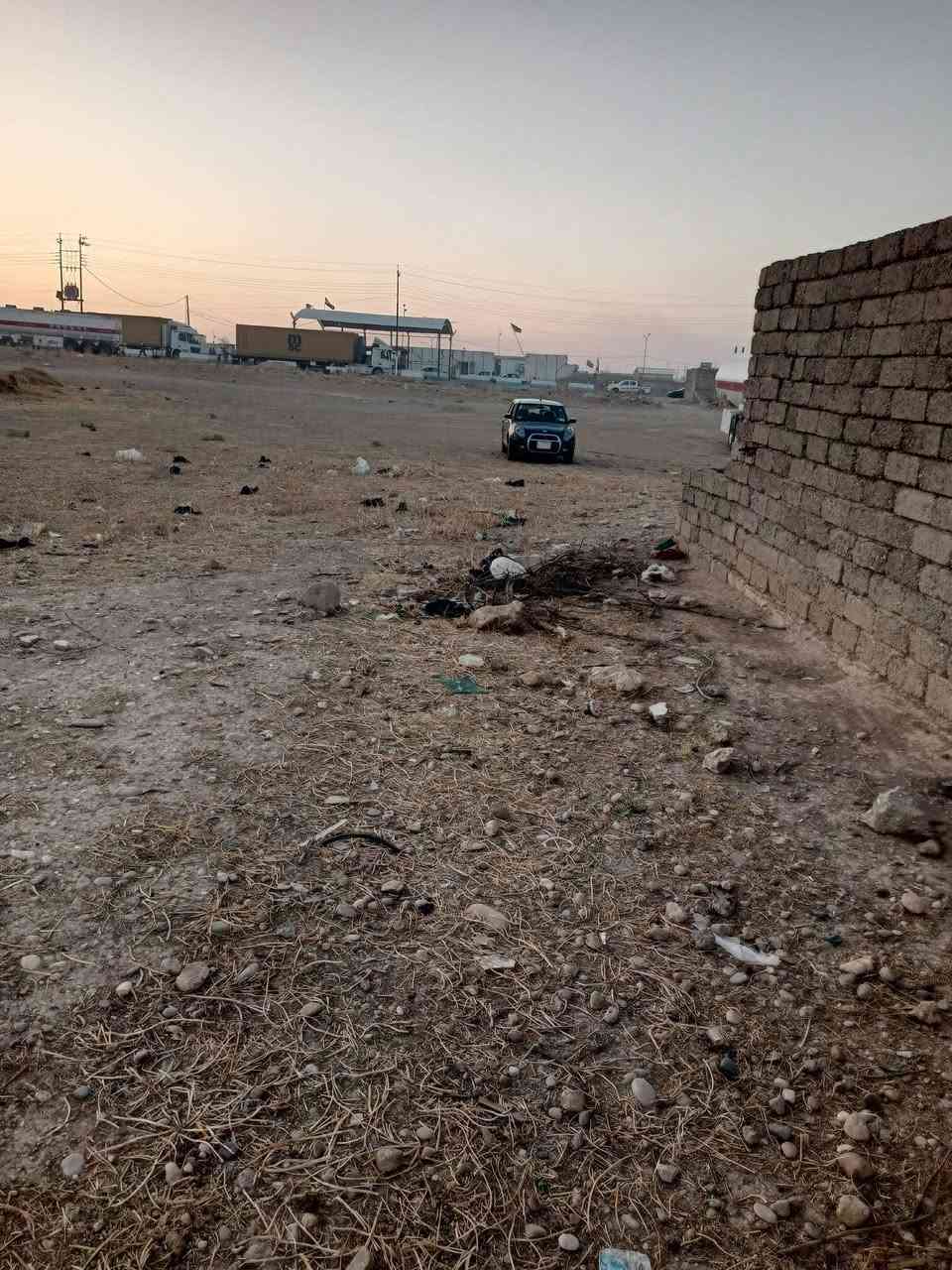 ارض للبيع في مدخل الثاني مساحه 100 كدامها شارع وتبعد عن شارع العام 40 م وصل بلديه بسمي ماء وكهرباء سند قرار 25 زراعي وبنص بيوت كاع حلوه ومرتبه وسعرها 9 ***********
