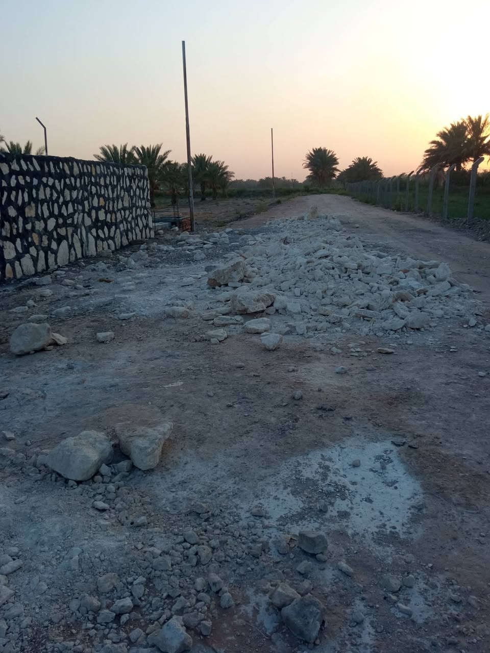 السلام عليكم قطعه ارض للبيع موقع شارع 100 الشارع الرابط بين شارع 100 وبزل حجي علي  قريبه على شارع 100 مساحه 1000 متر واجه 28 تحتوي على بتلو جديد مساحه 200 متر ومسيجه حجر اربع اركان طابو زراعي سند 25 خدمات ماء اساله وكهرباء وشارع سبيس عرض 10 متر مكان هدوء وحلو 

الاستفسار.   ***********
